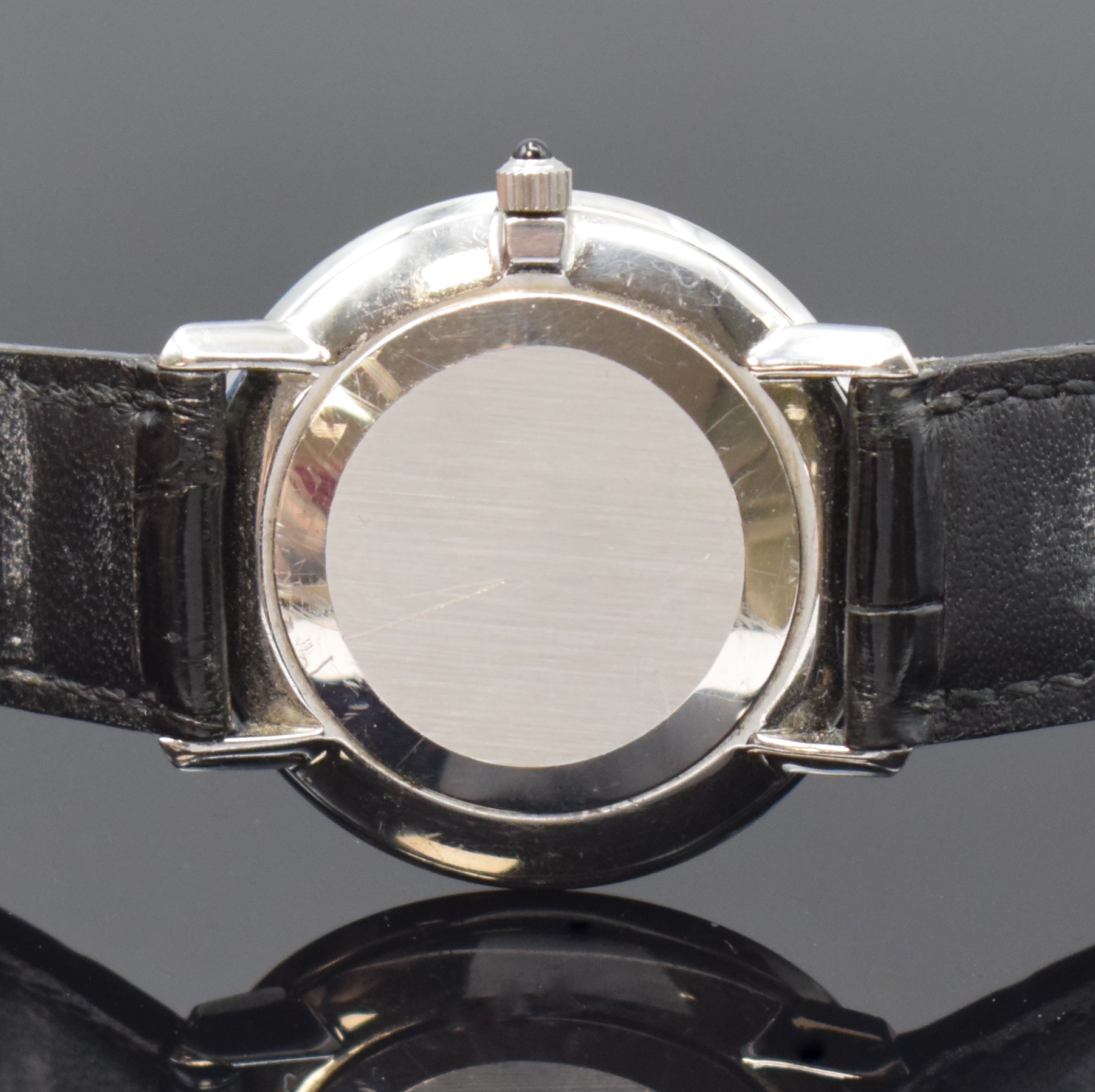 Detail d: OMEGA De Ville Armbanduhr in Stahl Referenz 111.0107, Schweiz um 1975, Handaufzug, Boden u. Glasrand aufgedr., neutr. Lederband m. orig. Dornschl., ...