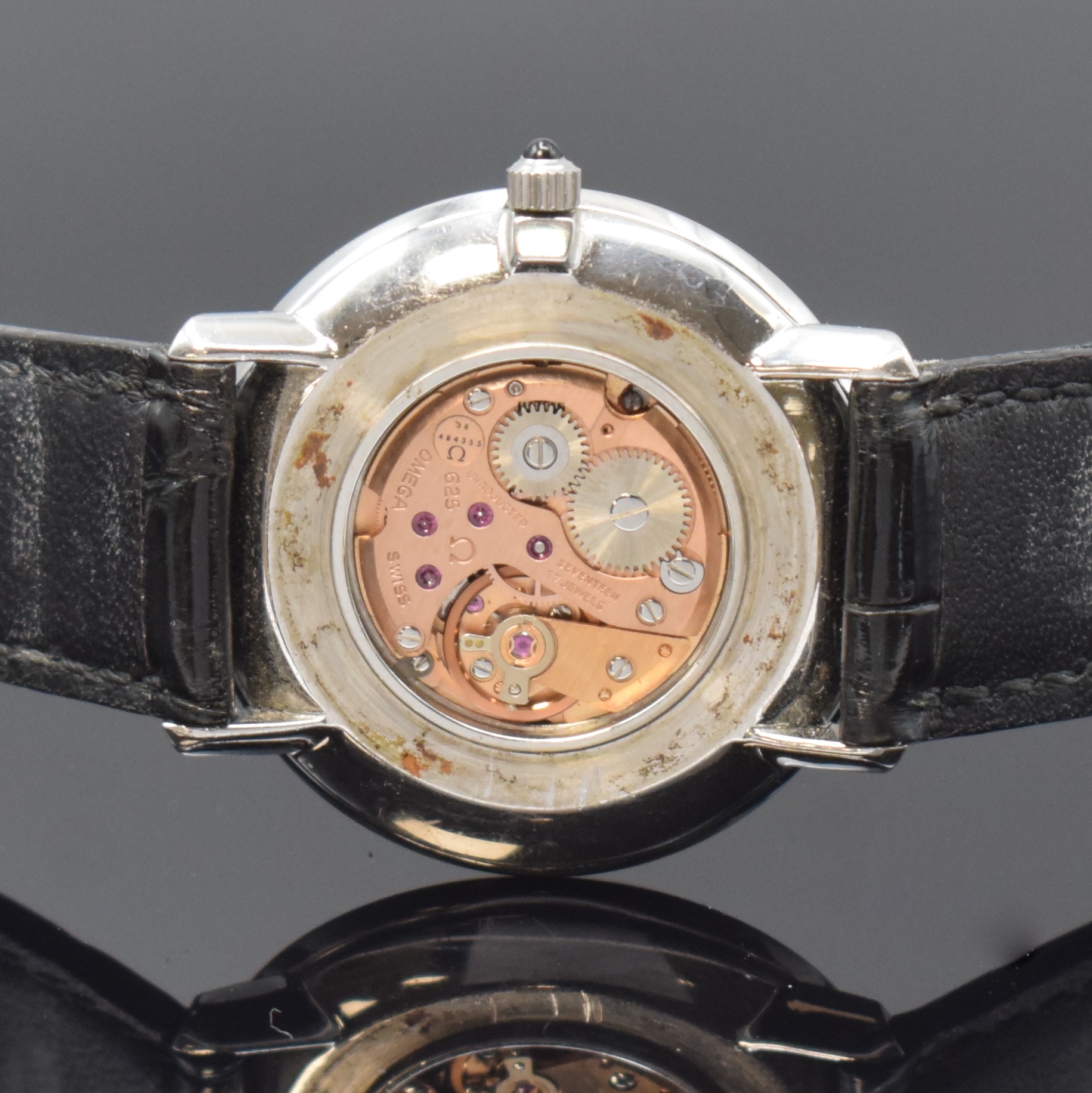 Detail e: OMEGA De Ville Armbanduhr in Stahl Referenz 111.0107, Schweiz um 1975, Handaufzug, Boden u. Glasrand aufgedr., neutr. Lederband m. orig. Dornschl., ...