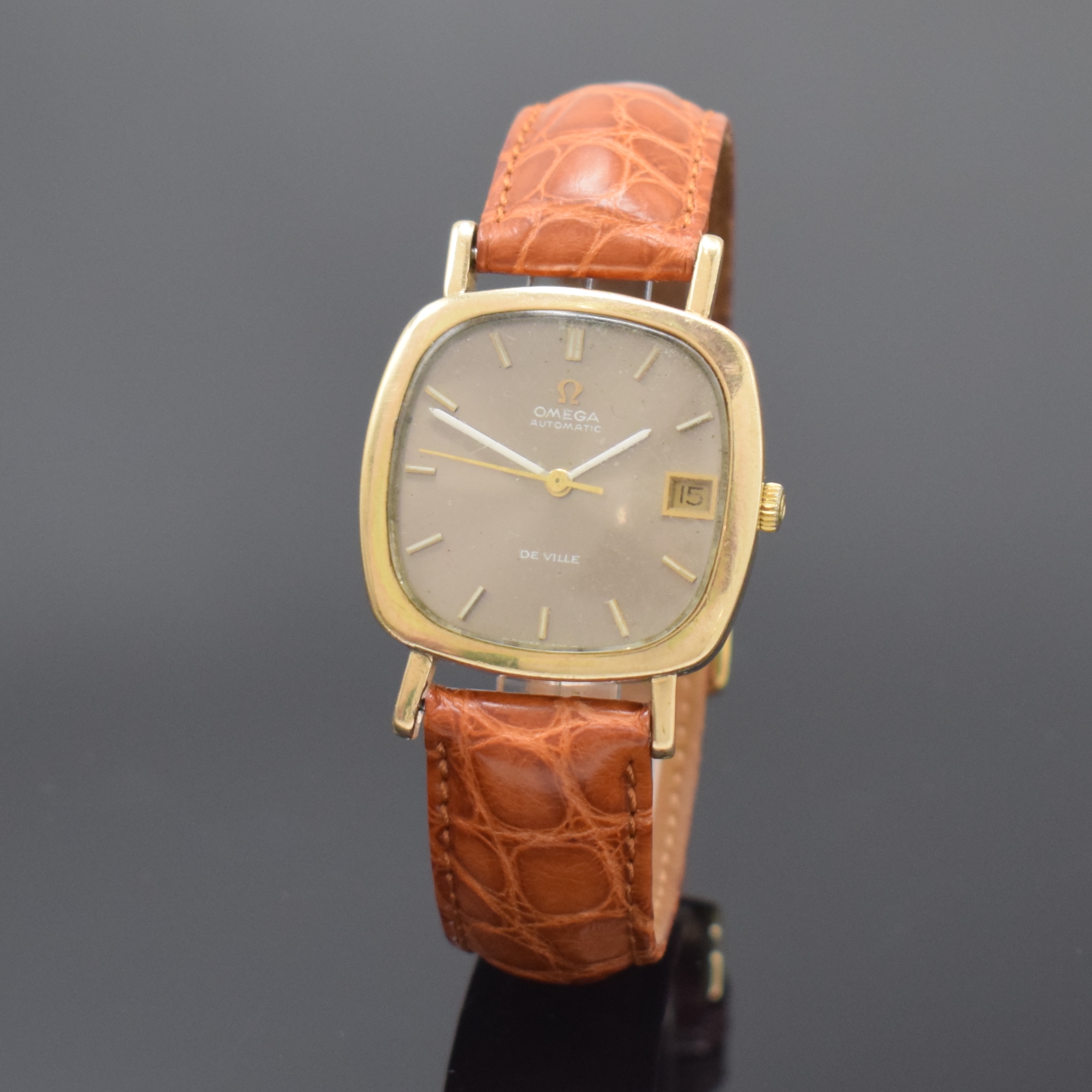 OMEGA De Ville Armbanduhr in GG 375/000, Schweiz um 1970, Automatik, Boden aufgedr., grau-silb. Zifferbl. m. aufgel. Std.-Ind., weiße Zeiger, gold. ...