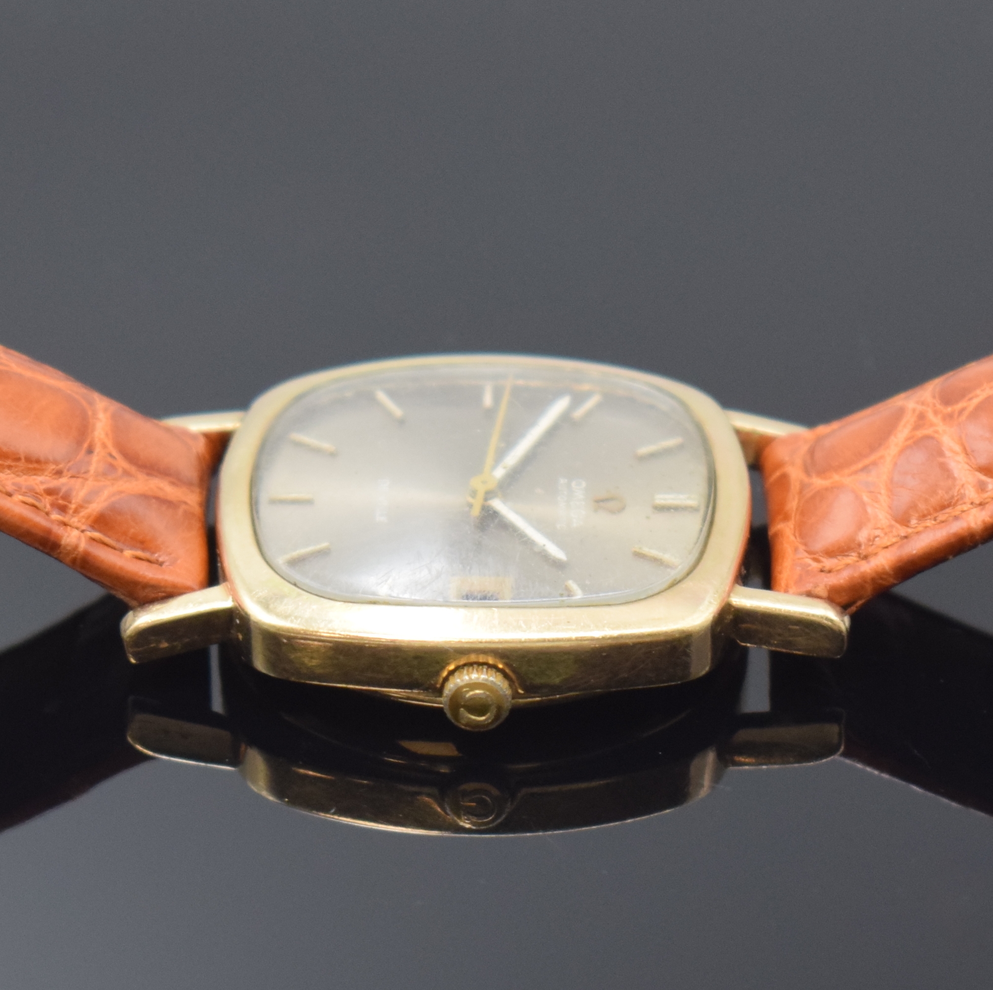 Detail b: OMEGA De Ville Armbanduhr in GG 375/000, Schweiz um 1970, Automatik, Boden aufgedr., grau-silb. Zifferbl. m. aufgel. Std.-Ind., weiße Zeiger, gold. ...