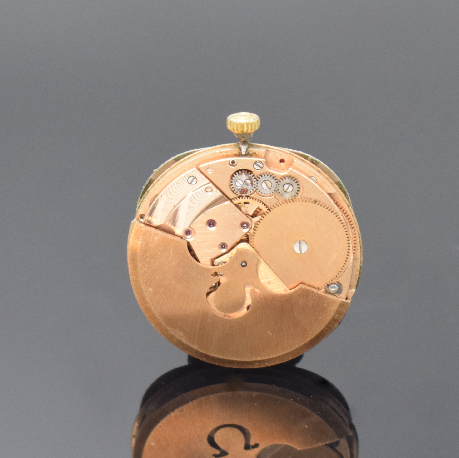 Detail d: OMEGA De Ville Armbanduhr in GG 375/000, Schweiz um 1970, Automatik, Boden aufgedr., grau-silb. Zifferbl. m. aufgel. Std.-Ind., weiße Zeiger, gold. ...