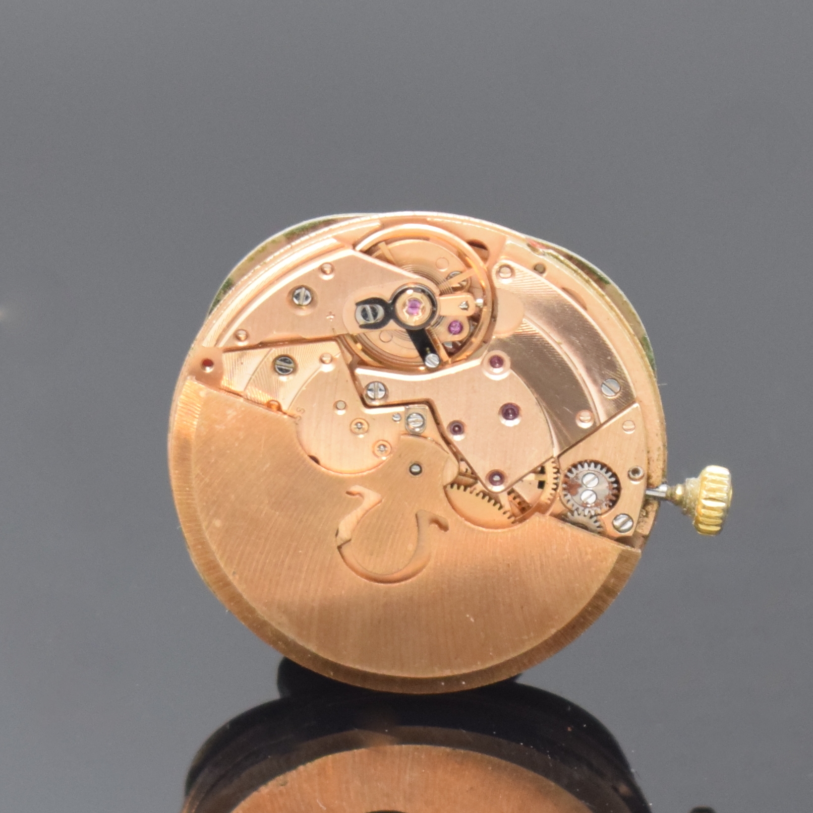 Detail e: OMEGA De Ville Armbanduhr in GG 375/000, Schweiz um 1970, Automatik, Boden aufgedr., grau-silb. Zifferbl. m. aufgel. Std.-Ind., weiße Zeiger, gold. ...