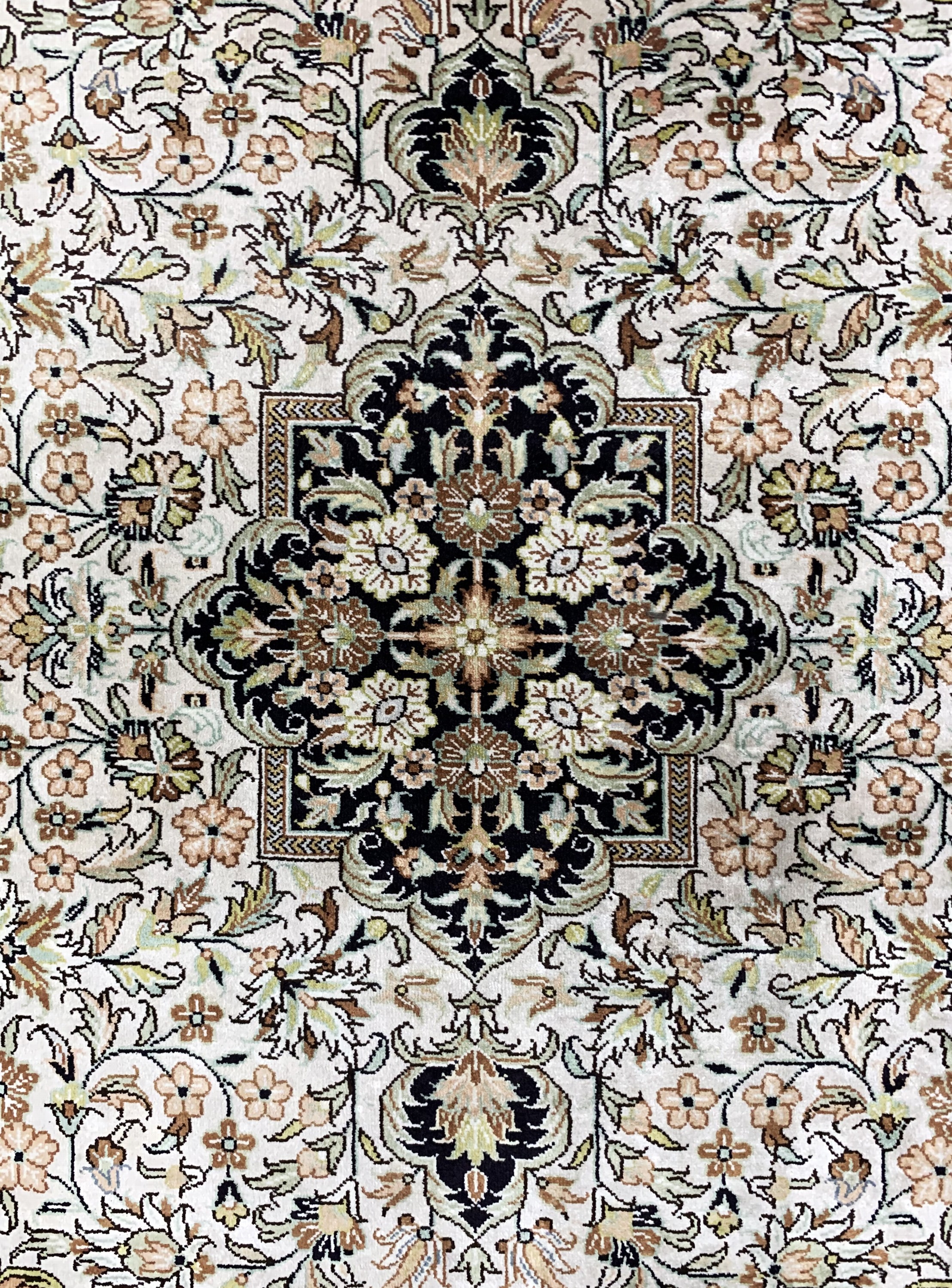 Detail b: Ghom Seide, China, Ende 20.Jhd, Seide auf Baumwolle, ca. 154 x 96 cm, EHZ: 2