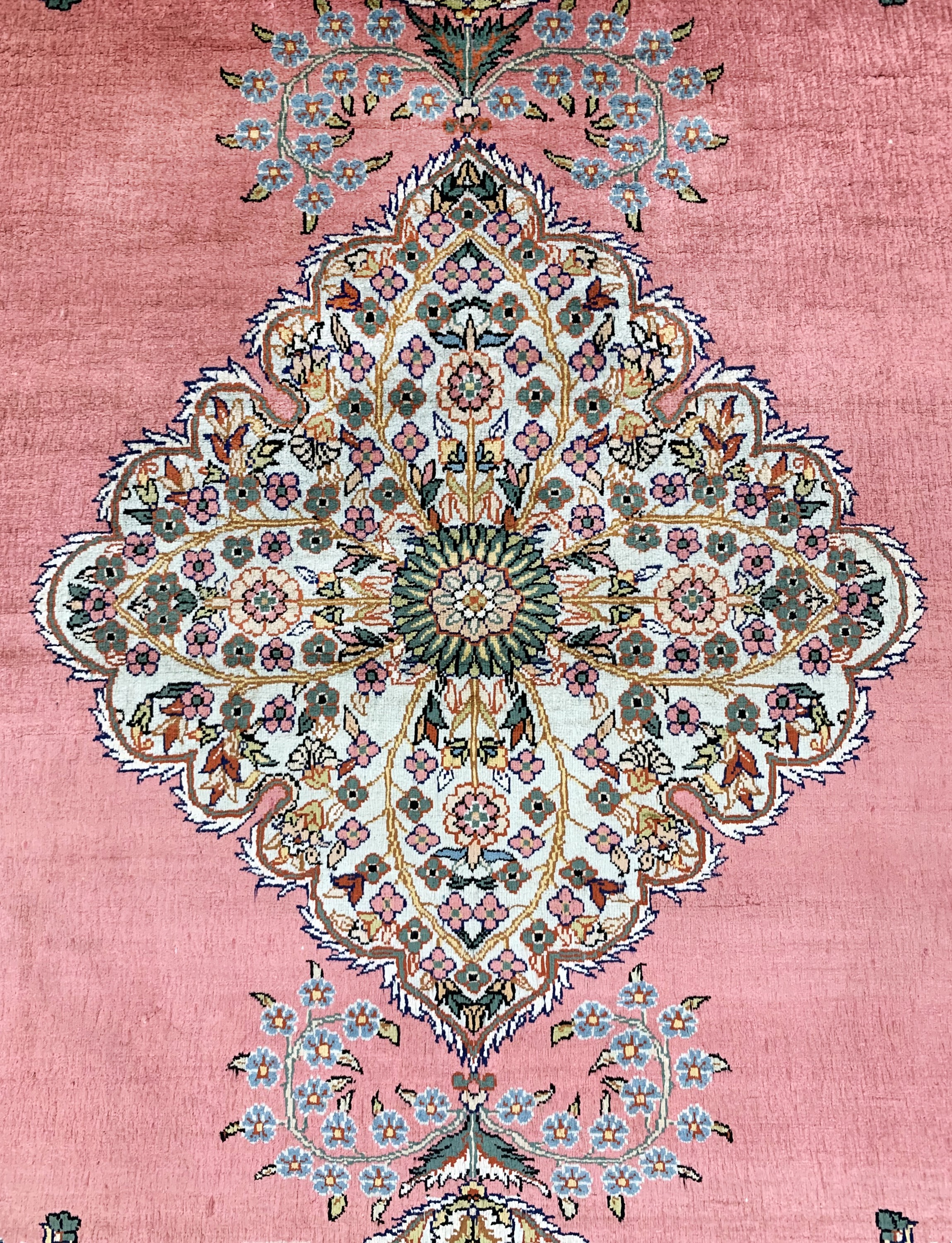 Detail b: Hereke Seide fein, China, Mitte 20.Jhd, reine Naturseide, ca. 122 x 90 cm, gereinigt, EHZ: 2