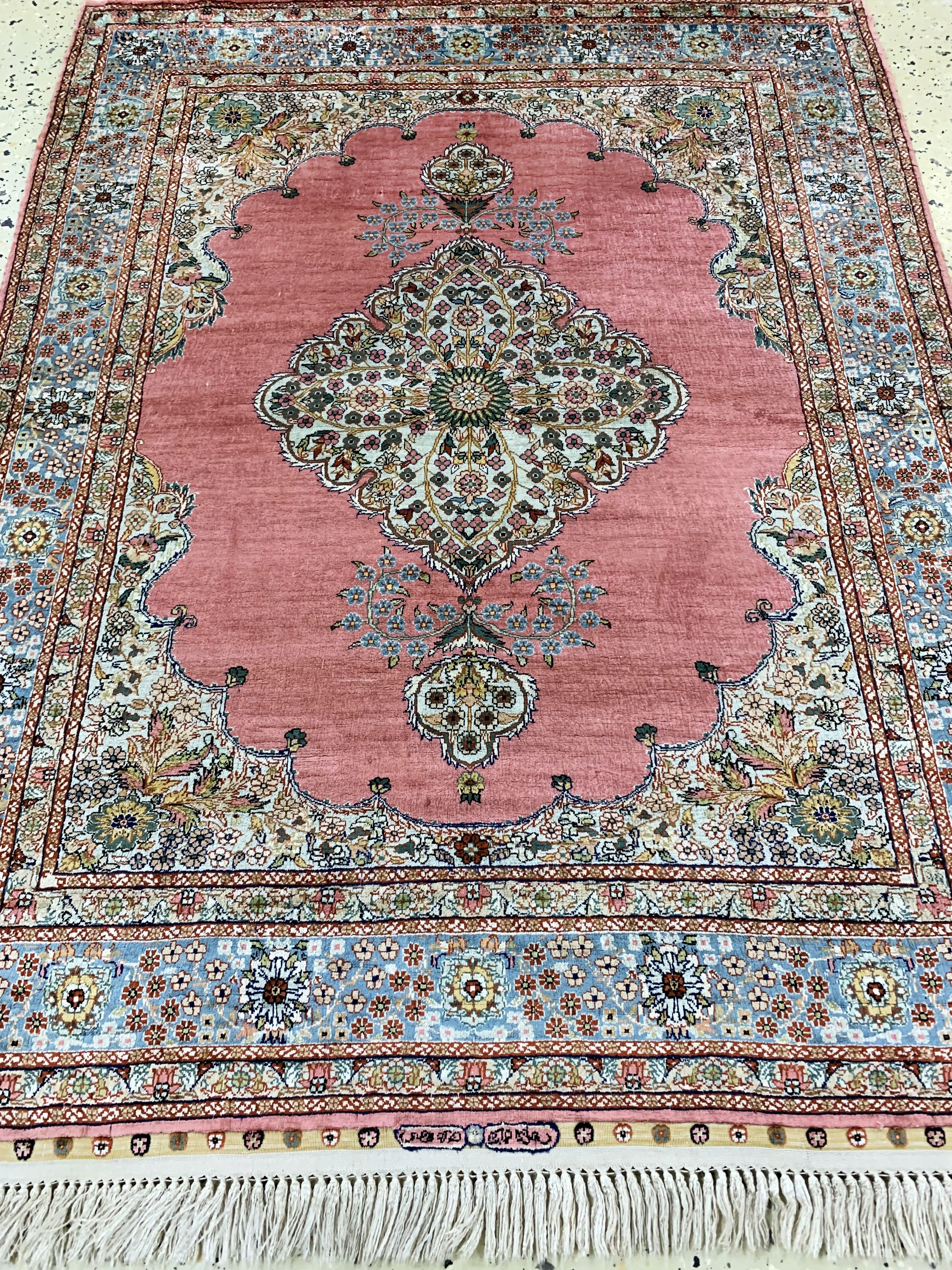 Detail d: Hereke Seide fein, China, Mitte 20.Jhd, reine Naturseide, ca. 122 x 90 cm, gereinigt, EHZ: 2