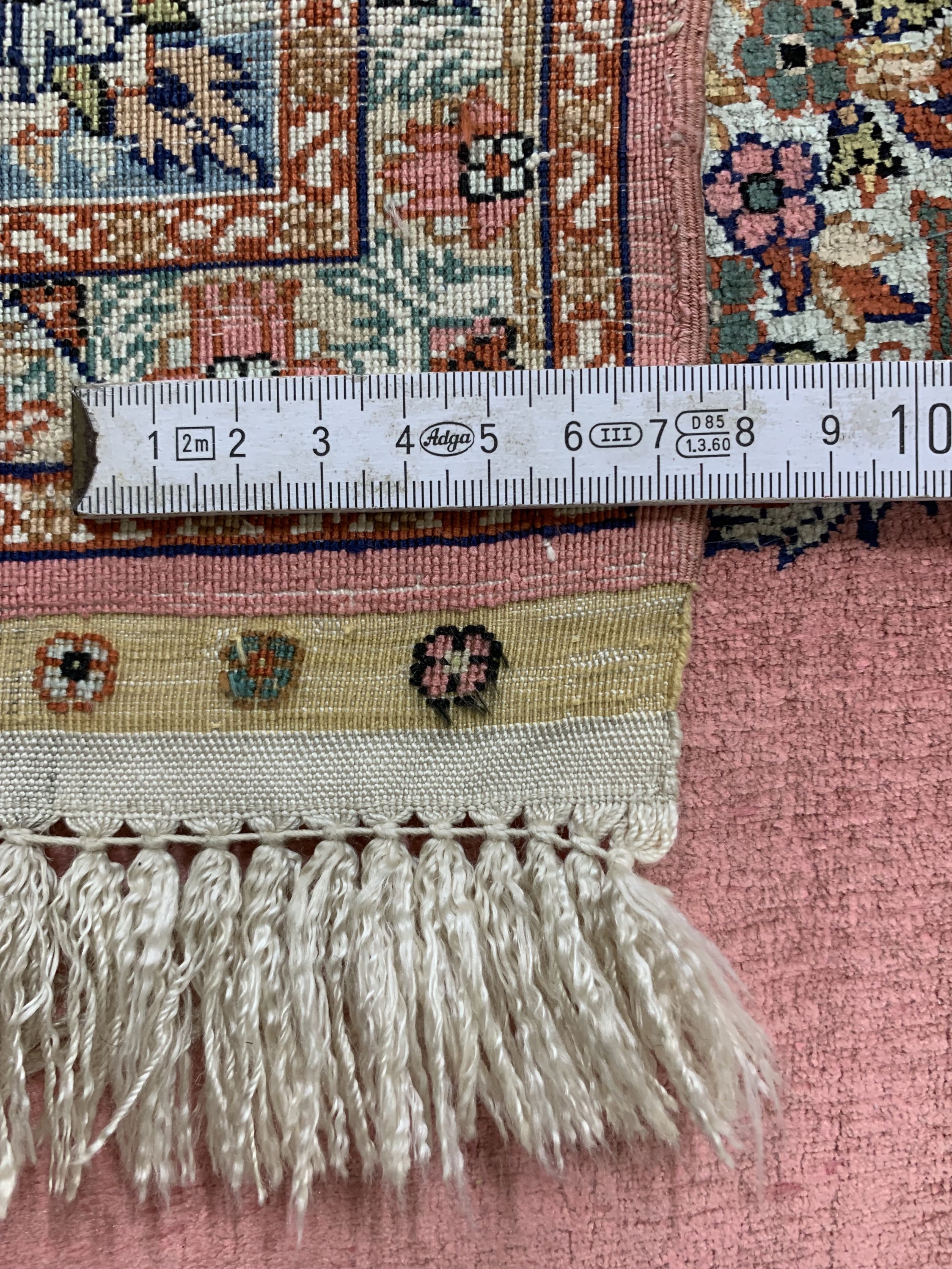 Detail e: Hereke Seide fein, China, Mitte 20.Jhd, reine Naturseide, ca. 122 x 90 cm, gereinigt, EHZ: 2