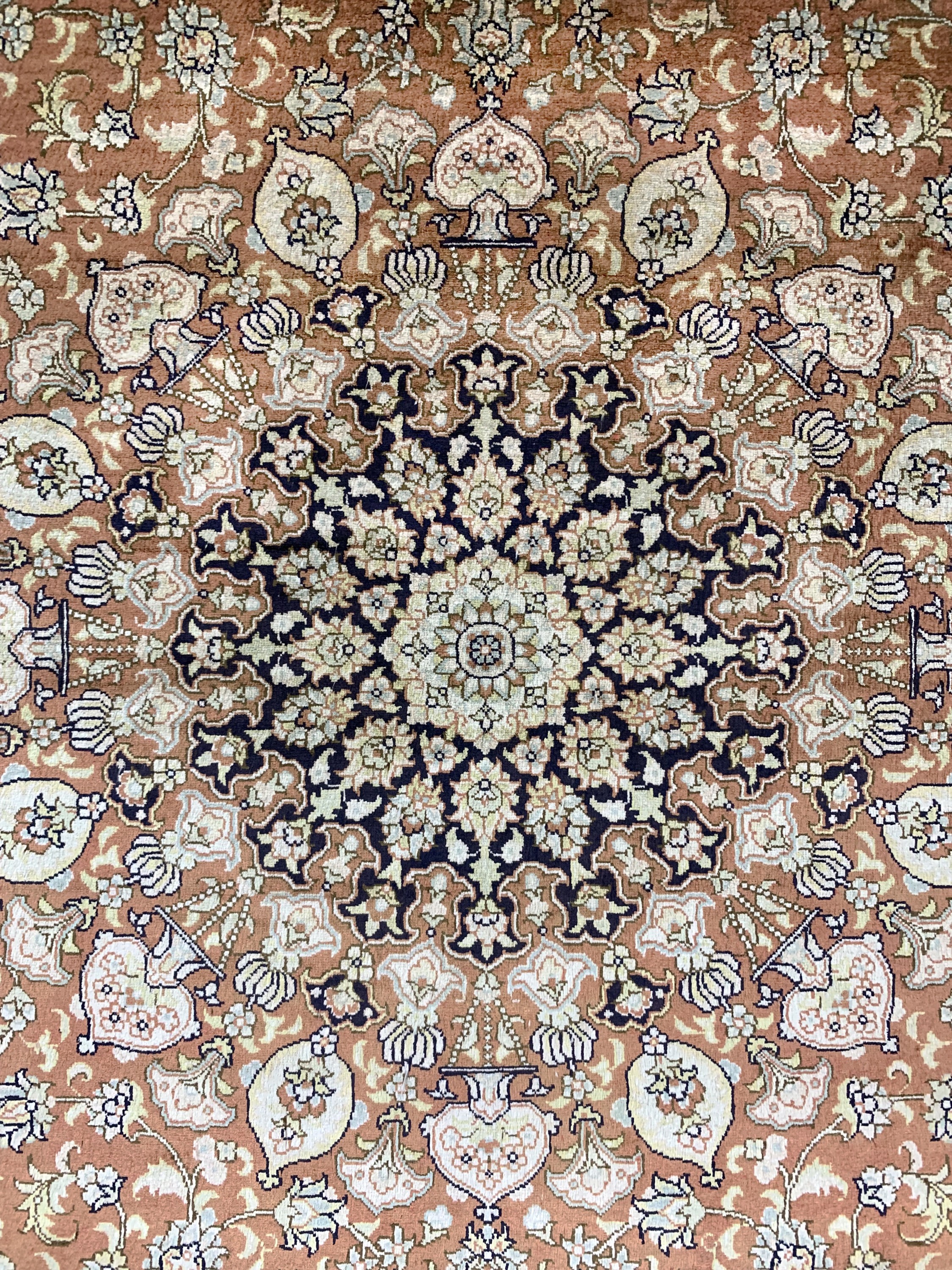 Detail b: Hereke Seide fein, China, Ende 20.Jhd, reine Naturseide, ca. 122 x 79 cm, gereinigt, EHZ: 2
