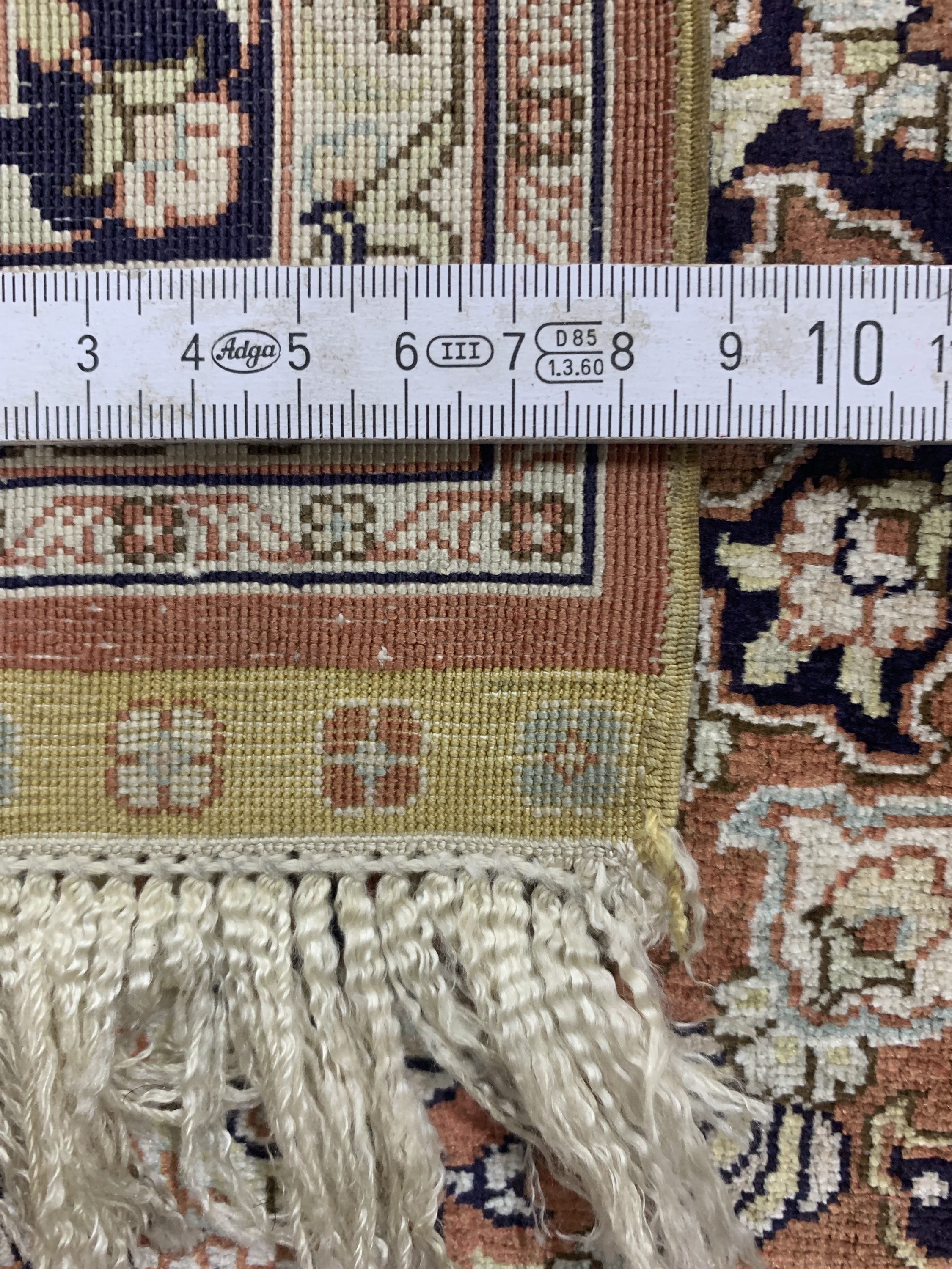 Detail e: Hereke Seide fein, China, Ende 20.Jhd, reine Naturseide, ca. 122 x 79 cm, gereinigt, EHZ: 2