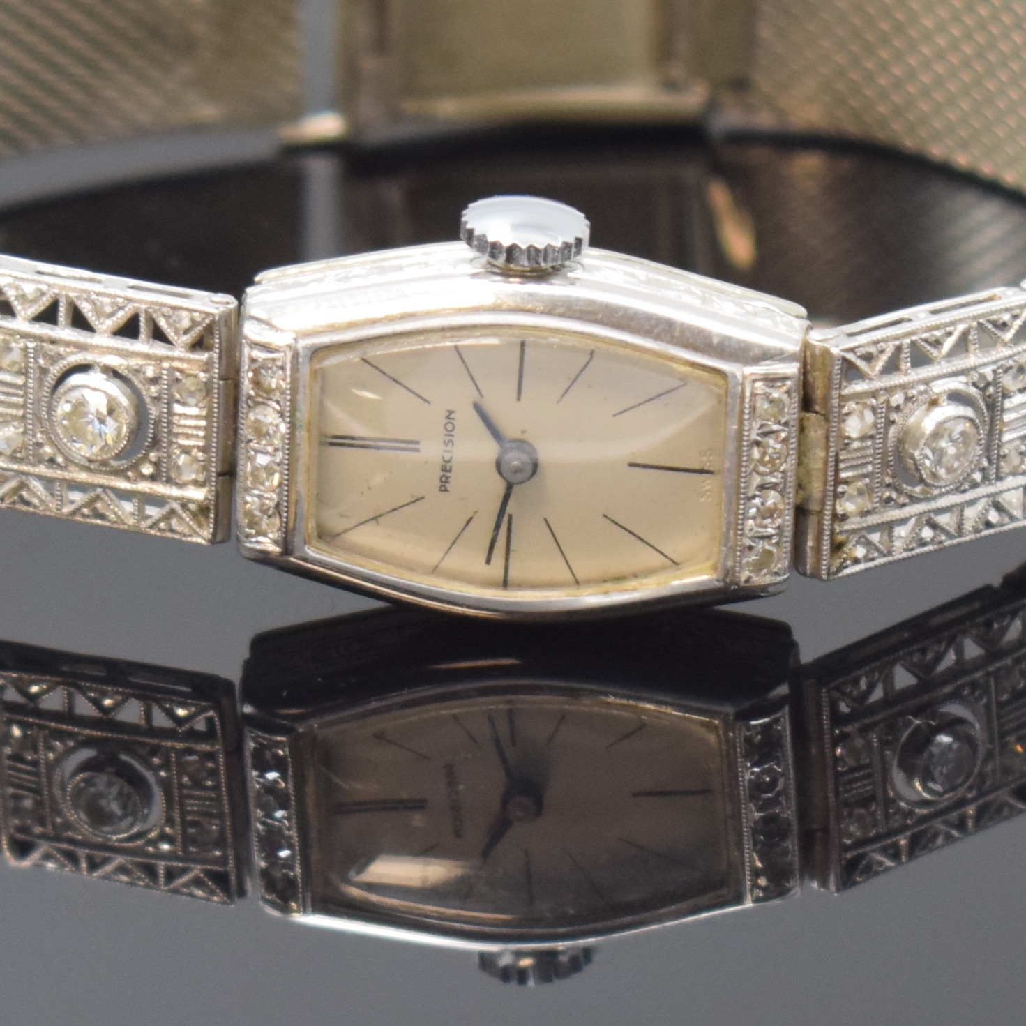 Detail a: Diamantbesetzte Art-Deco Damenarmbanduhr in WG 585/000, Schweiz um 1930, Handaufzug, Boden aufgedr., Milanaise an Band später, Geh. sowie Band m. ...
