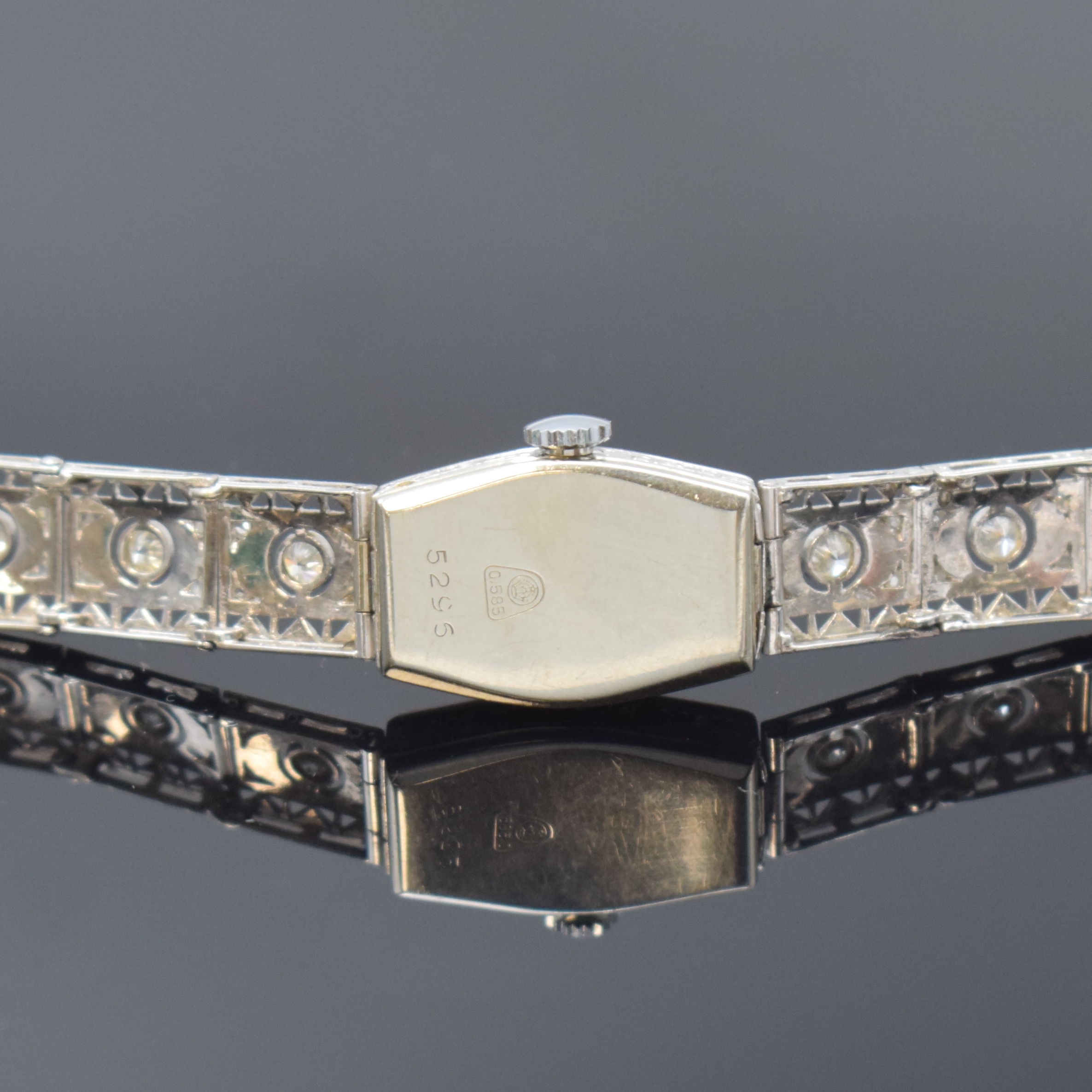 Detail c: Diamantbesetzte Art-Deco Damenarmbanduhr in WG 585/000, Schweiz um 1930, Handaufzug, Boden aufgedr., Milanaise an Band später, Geh. sowie Band m. ...