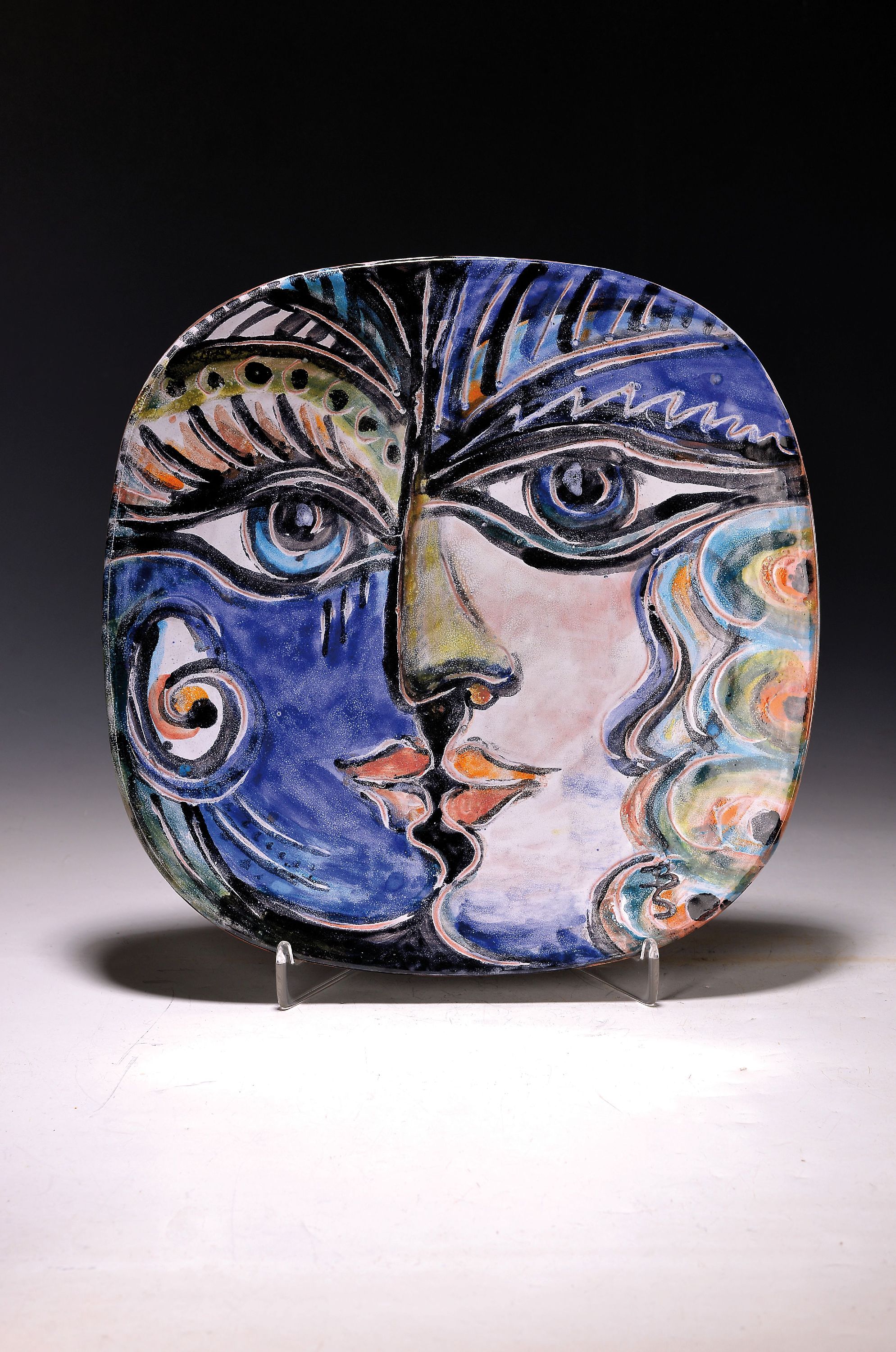 Irmgard Böhmer-Saal, geb. 1950 Speyer, Les amoureuses deuxm, Wandteller der Karlsruher Majolika, rückseitig betitelt und signiert, ca. 31x31cm