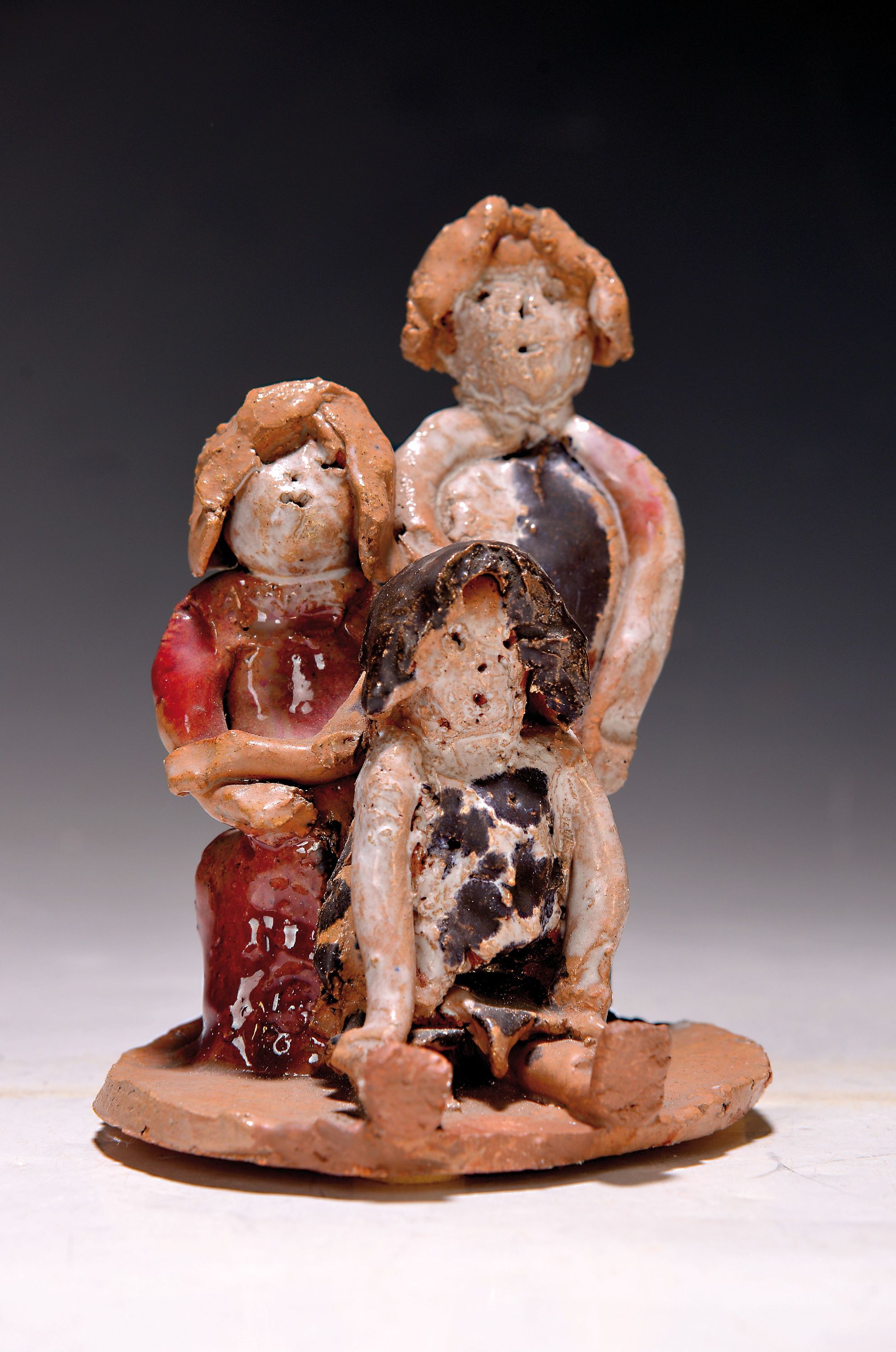 Heinz Friedrich, 1924-2018 Schwetzingen, Keramikskulptur dreier Figuren, schwarz, weiß und rot glasiert, am Boden gewidmet und sign., H. ca. 14cm
