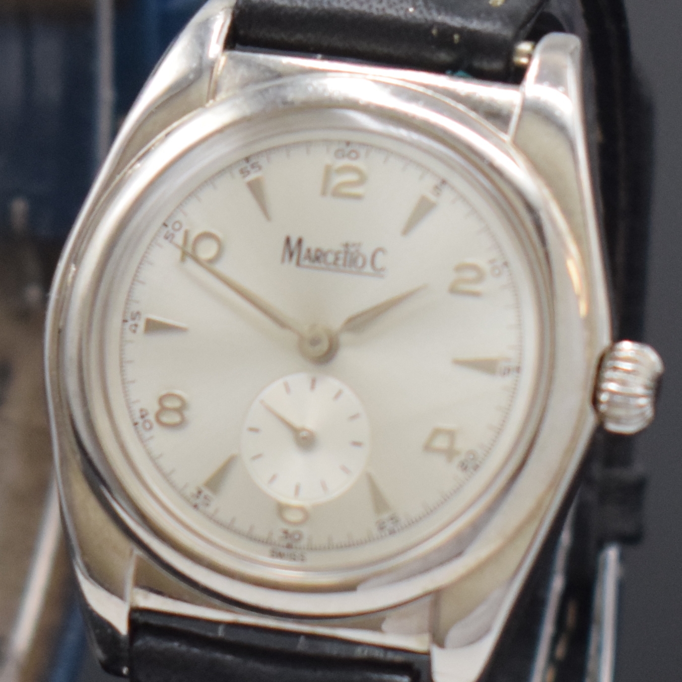 Detail a: Set 2 MARCELLO C Herrenarmbanduhren, beide Handaufzug und beidseitig vergl., Schweiz um 1995, 1 x Edelstahl, sog. Doctors-Watch m. aus der Mitte gez. ...