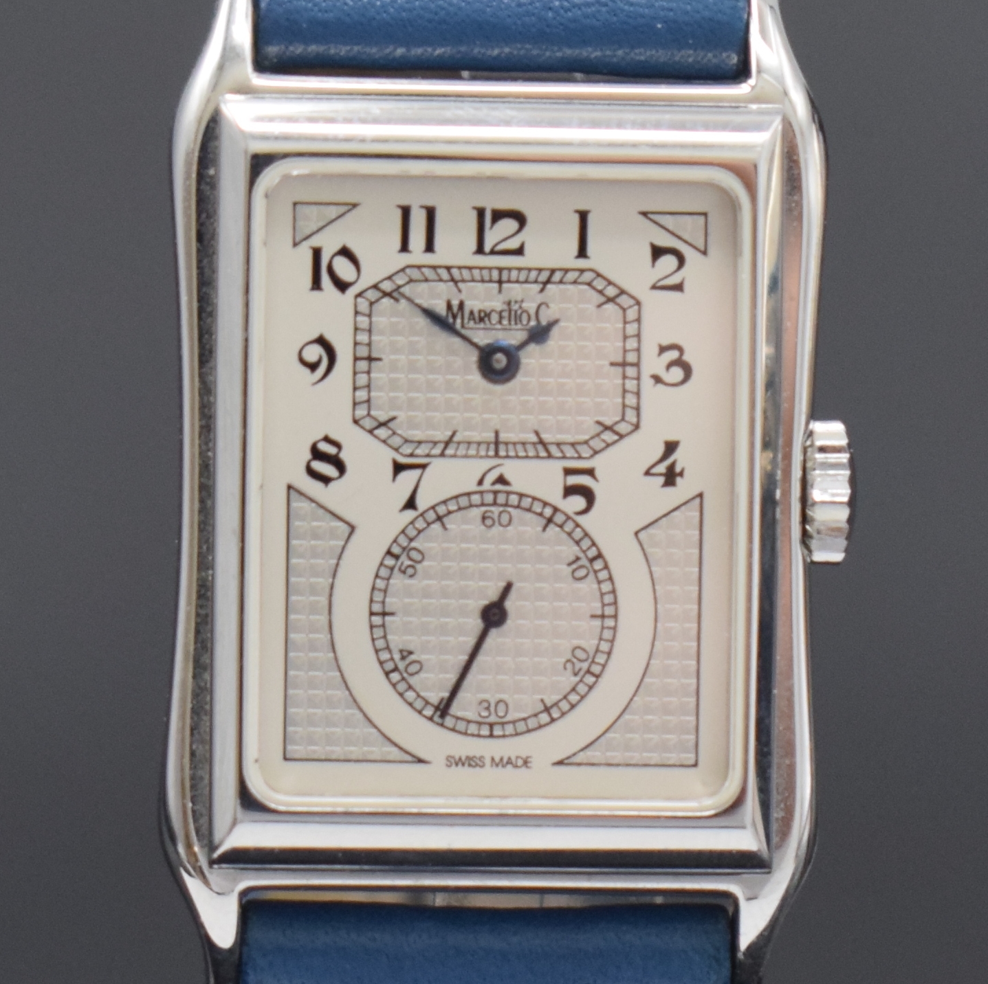 Detail d: Set 2 MARCELLO C Herrenarmbanduhren, beide Handaufzug und beidseitig vergl., Schweiz um 1995, 1 x Edelstahl, sog. Doctors-Watch m. aus der Mitte gez. ...