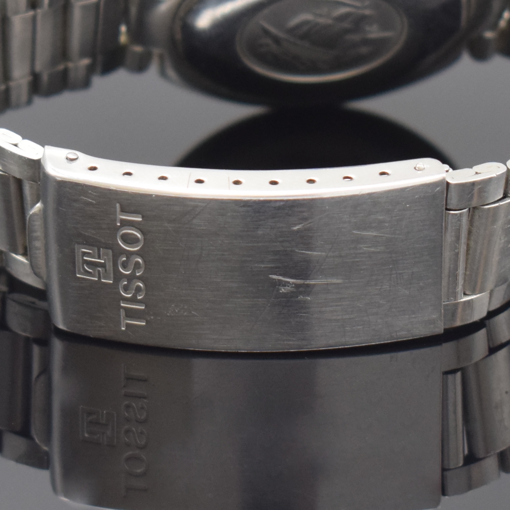 Detail d: TISSOT seltene, übergroße Herrenarmbanduhr T 12 Referenz 46643 an original Gay Freres Gliederband, Automatik, Schweiz um 1971, Boden verschr., ...