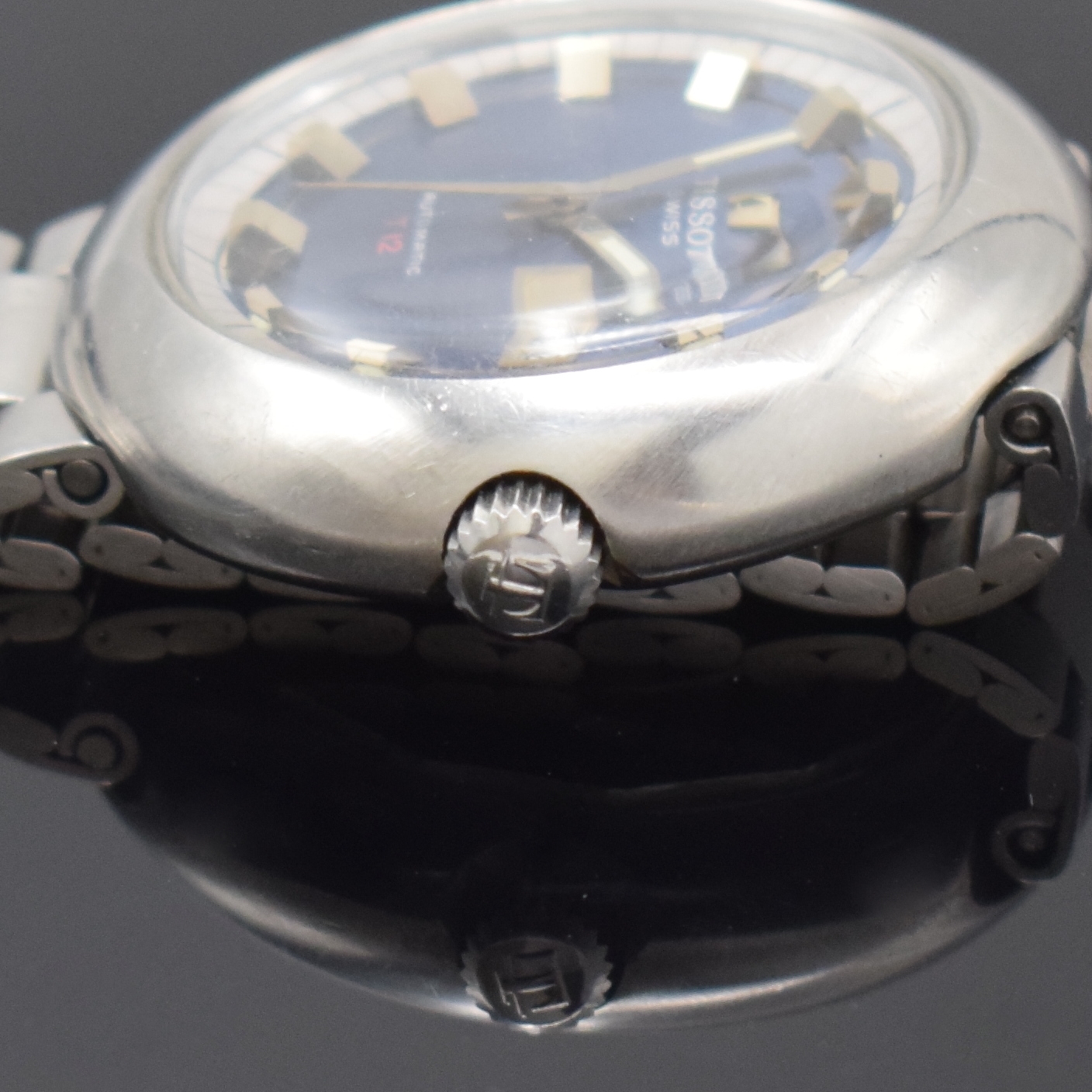 Detail e: TISSOT seltene, übergroße Herrenarmbanduhr T 12 Referenz 46643 an original Gay Freres Gliederband, Automatik, Schweiz um 1971, Boden verschr., ...