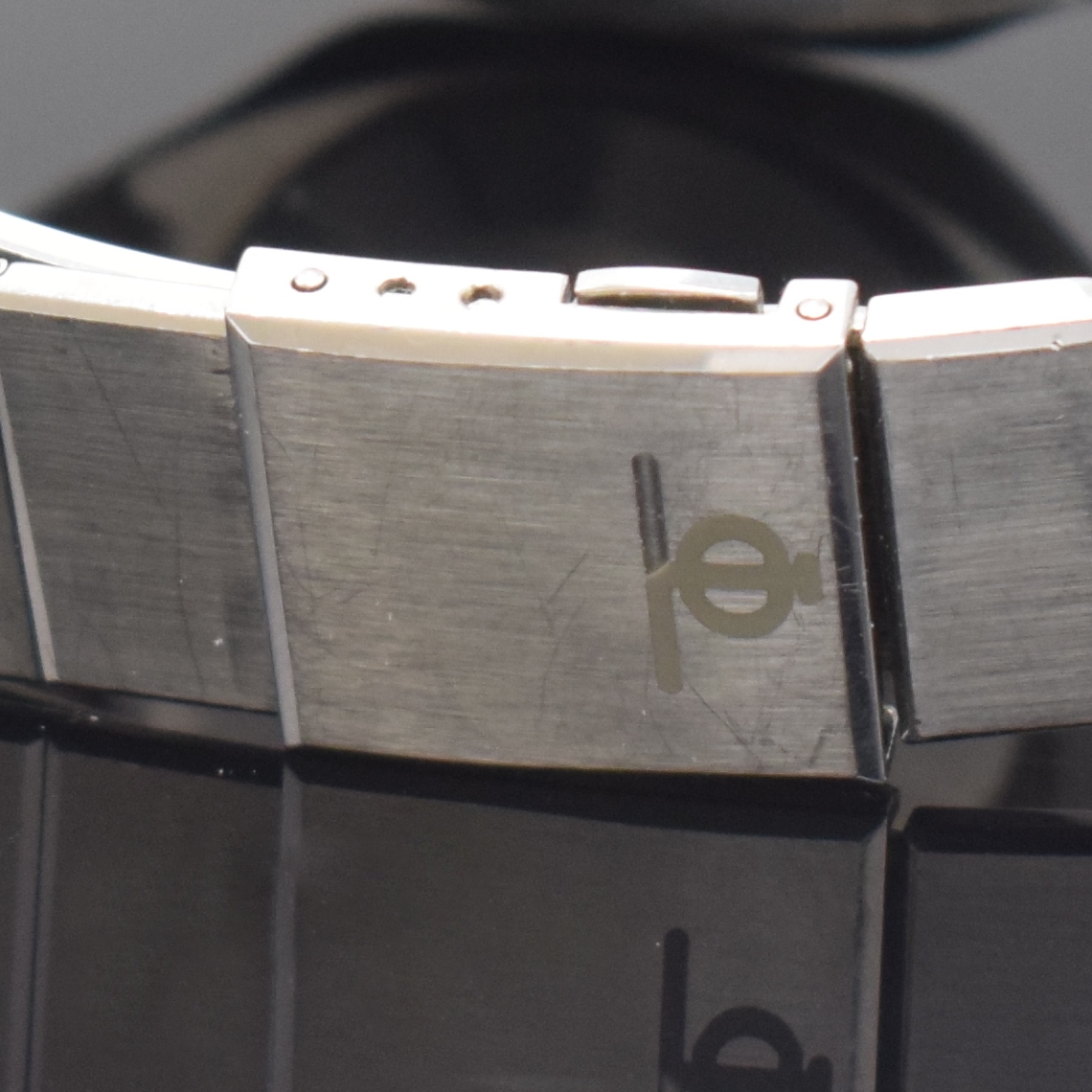 Detail d: BAUME & MERCIER Armbanduhr Referenz 4100, quarz, Schweiz um 1985, Edelstahlgeh. inkl. Gliederband m. Faltschl., Boden aufgedr., schwarzes Zifferbl., ...
