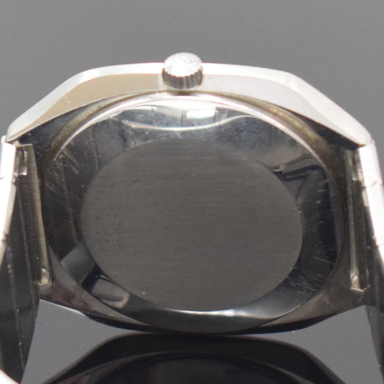 Detail f: BAUME & MERCIER Armbanduhr Referenz 4100, quarz, Schweiz um 1985, Edelstahlgeh. inkl. Gliederband m. Faltschl., Boden aufgedr., schwarzes Zifferbl., ...