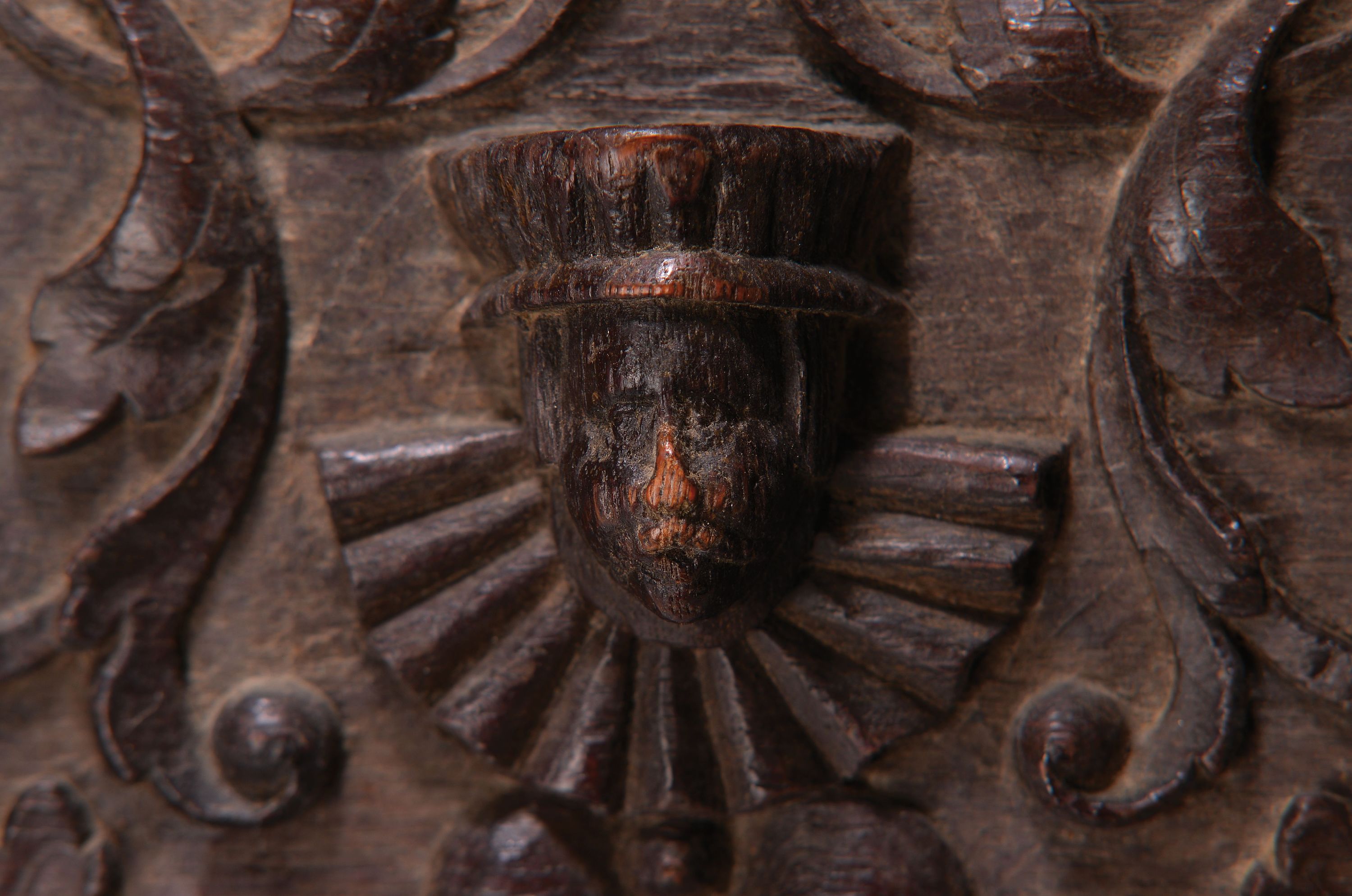 Detail a: 7 Renaissance-Schnitzereien, 16./17. Jahrhundert, Eiche, Köpfe/Maskeronen von Ranken eingerahmt, Kassetten aus einem Zusammenhang, aus dem Vollholz ...