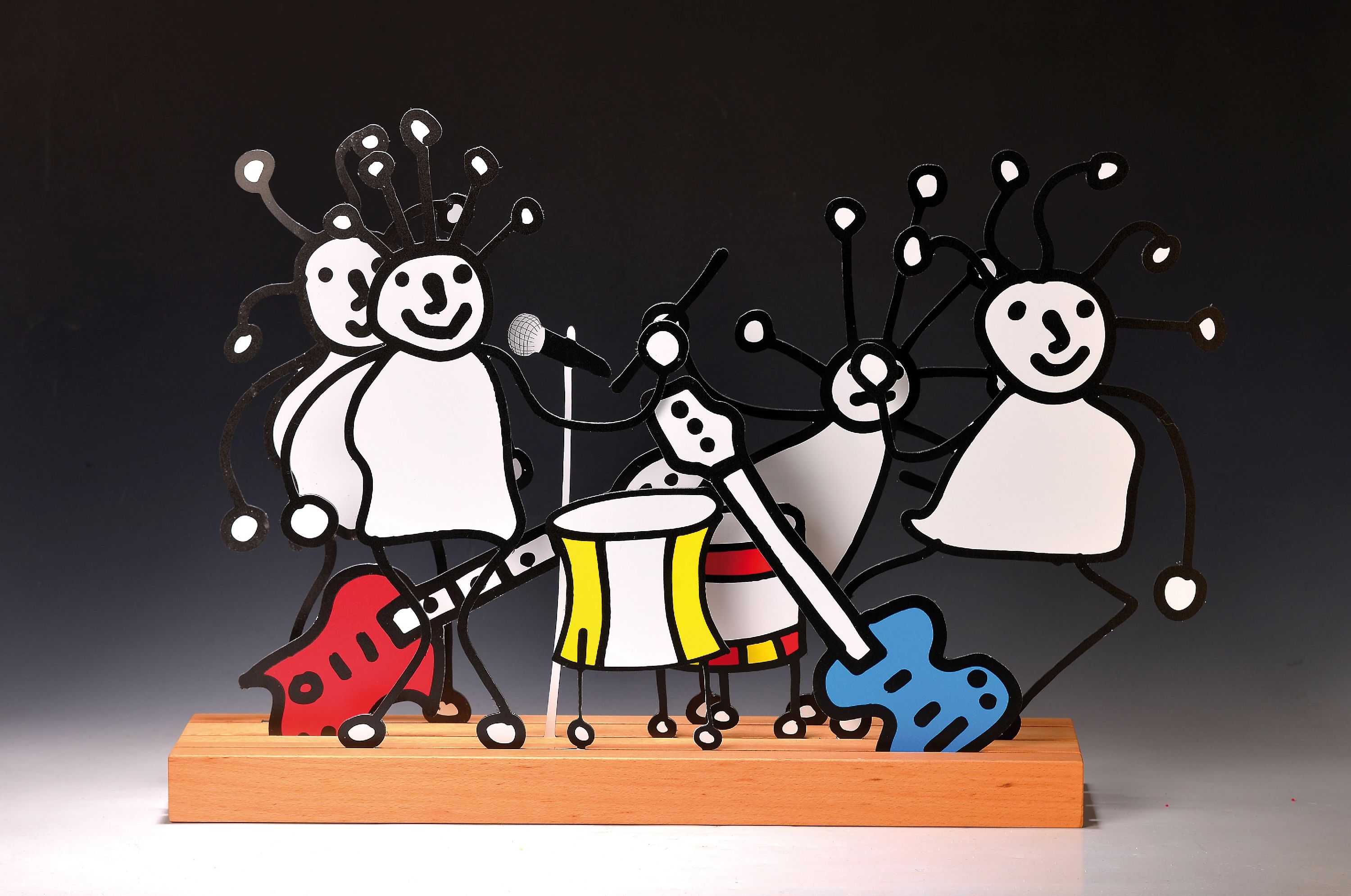 Detail k: Paul Kostabi, geb. 1962, SPRKL Family Band, Skulptur mit 9 Aluminiumteilen, die frei in den Holzsockel eingesteckt werden können, aus dem Jahr 2015, ...