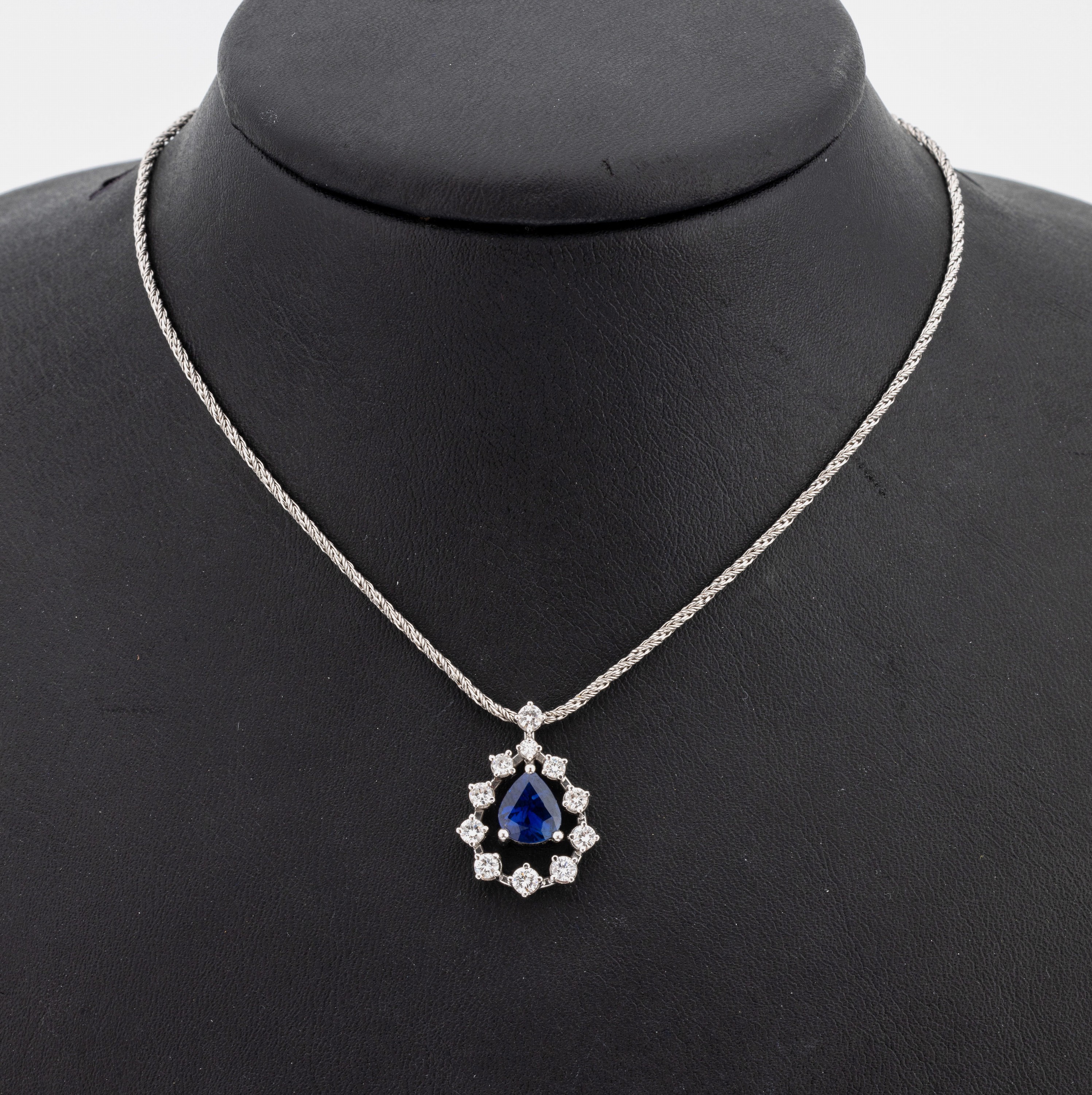 14 kt Gold Saphir-Brillant-Anhänger, WG 585/000, 1 facett. Saphir-Tropfen ca. 1.84 ct, 11 Brillanten zus. ca. 0.64 ct Weiß/si, an Kette WG ...
