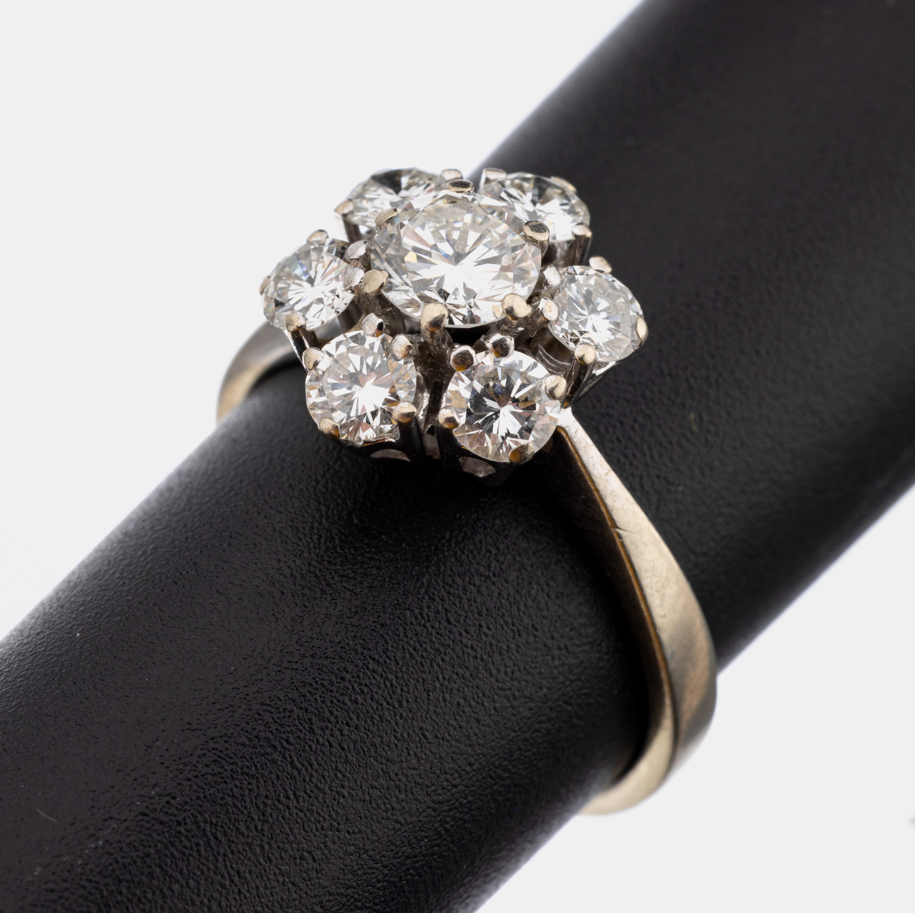 14 kt Gold Brillant-Ring, WG 585/000, 7 Brillanten zus. ca. 1.40 ct Weiß/vs-si, ca. 3.6 g, RW 54