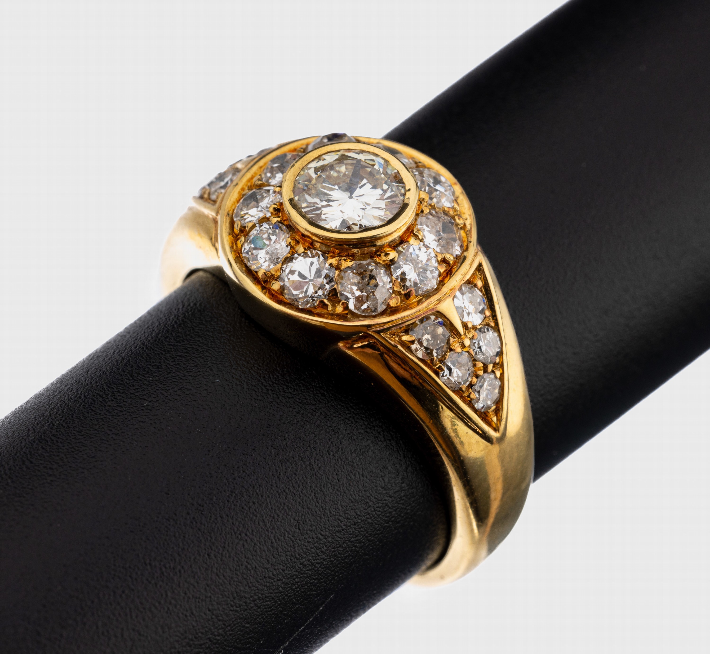 18 kt Gold Brillant-Ring, GG 750/000, Mittelstein ca. 0.75 ct get.Weiß/vsi, 20 Altschliffdiamanten zus. ca. 1.20 ct Weiß/si- p, ca. 9.6 g, RW 63