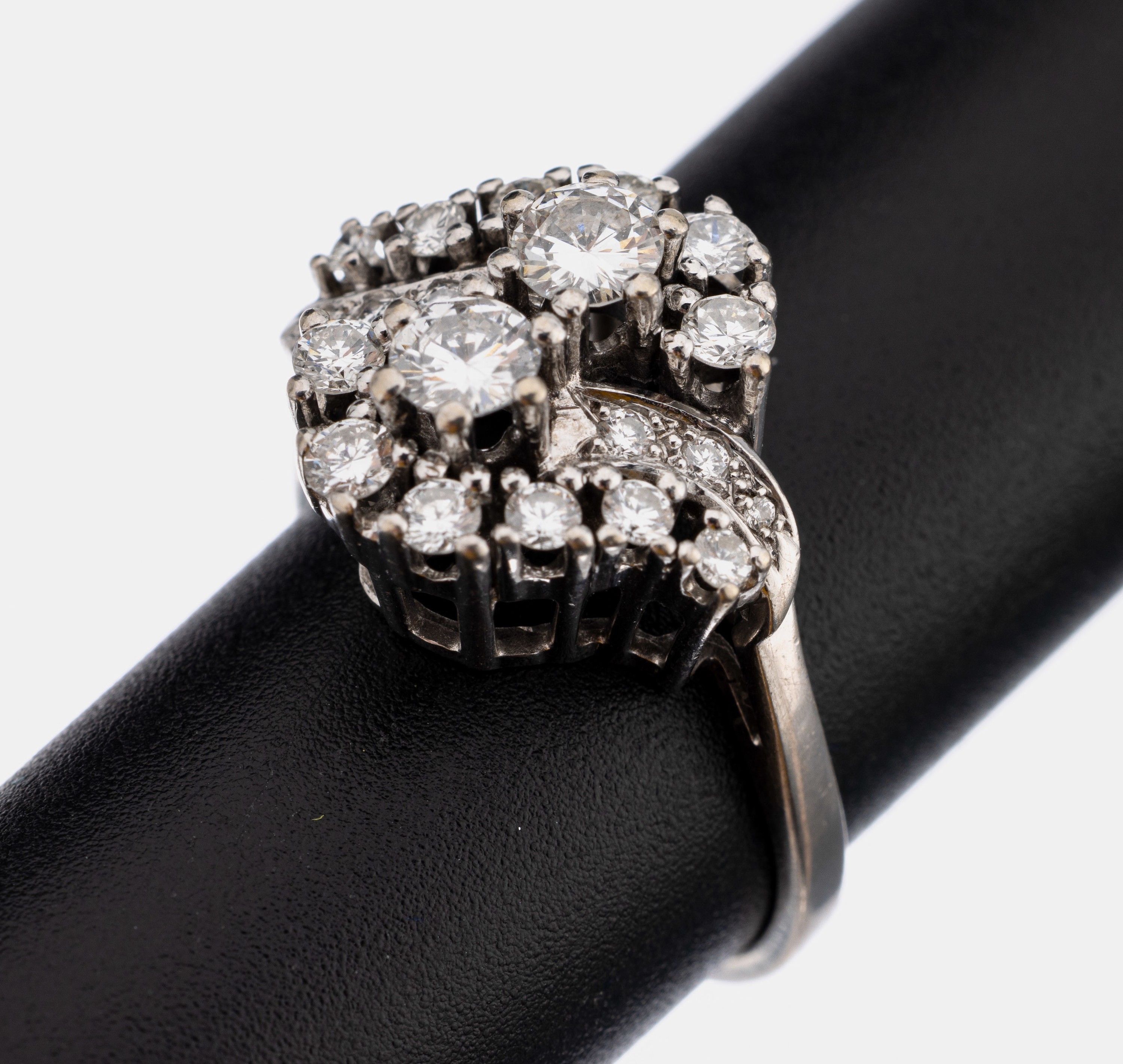 14 kt Gold Brillant-Ring, WG 585/000, 2 Brillanten zus. ca. 0.50 ct, 18 Brillanten zus. ca. 0.58 ct, ca. 4.5 g, RW 53