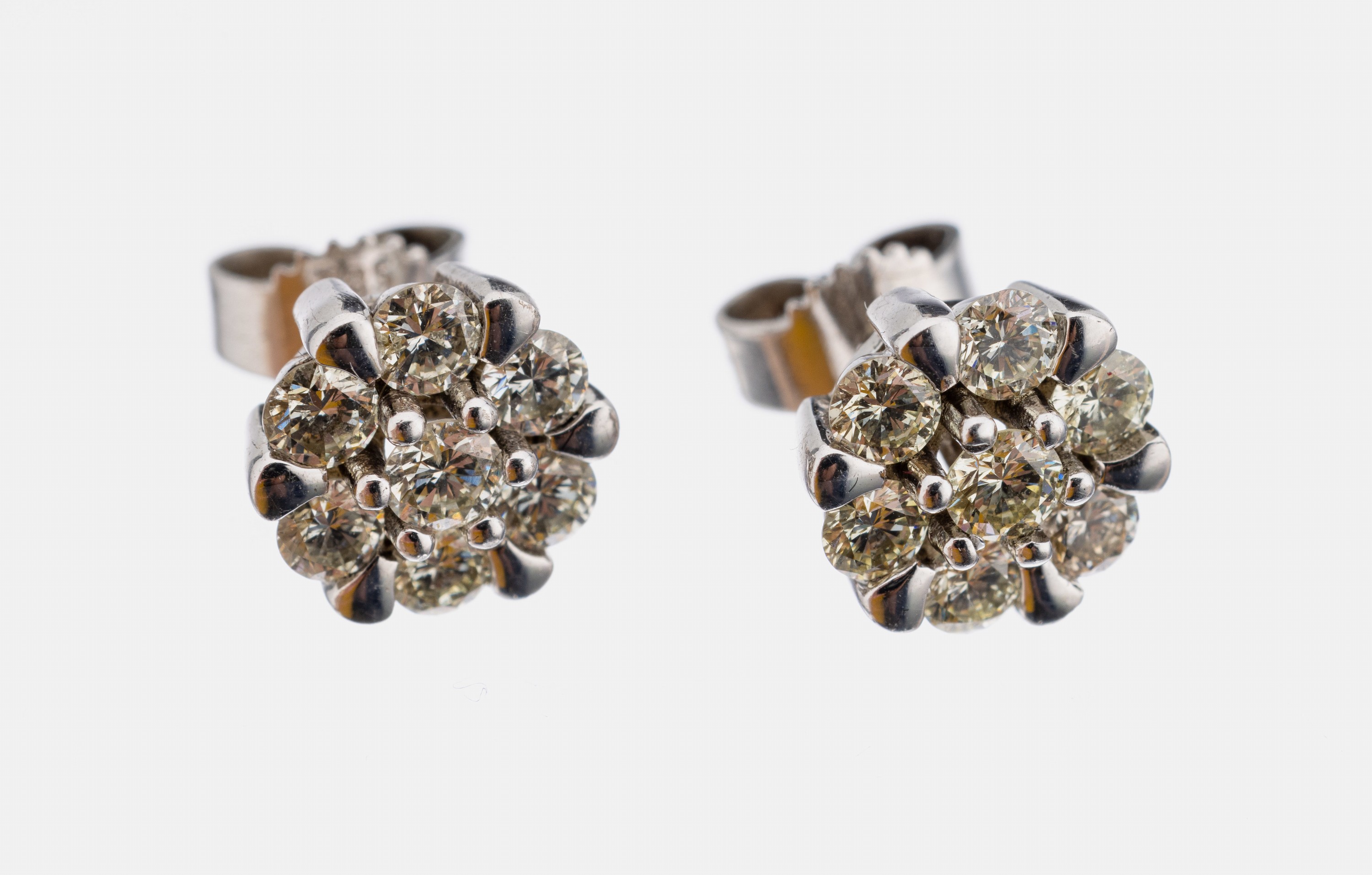Paar 14 kt Gold Brillant-Ohrstecker, WG 585/000, 14 Brillanten zus. ca. 1.0 ct Weiß- light yellow/si, ca. 3.1 g