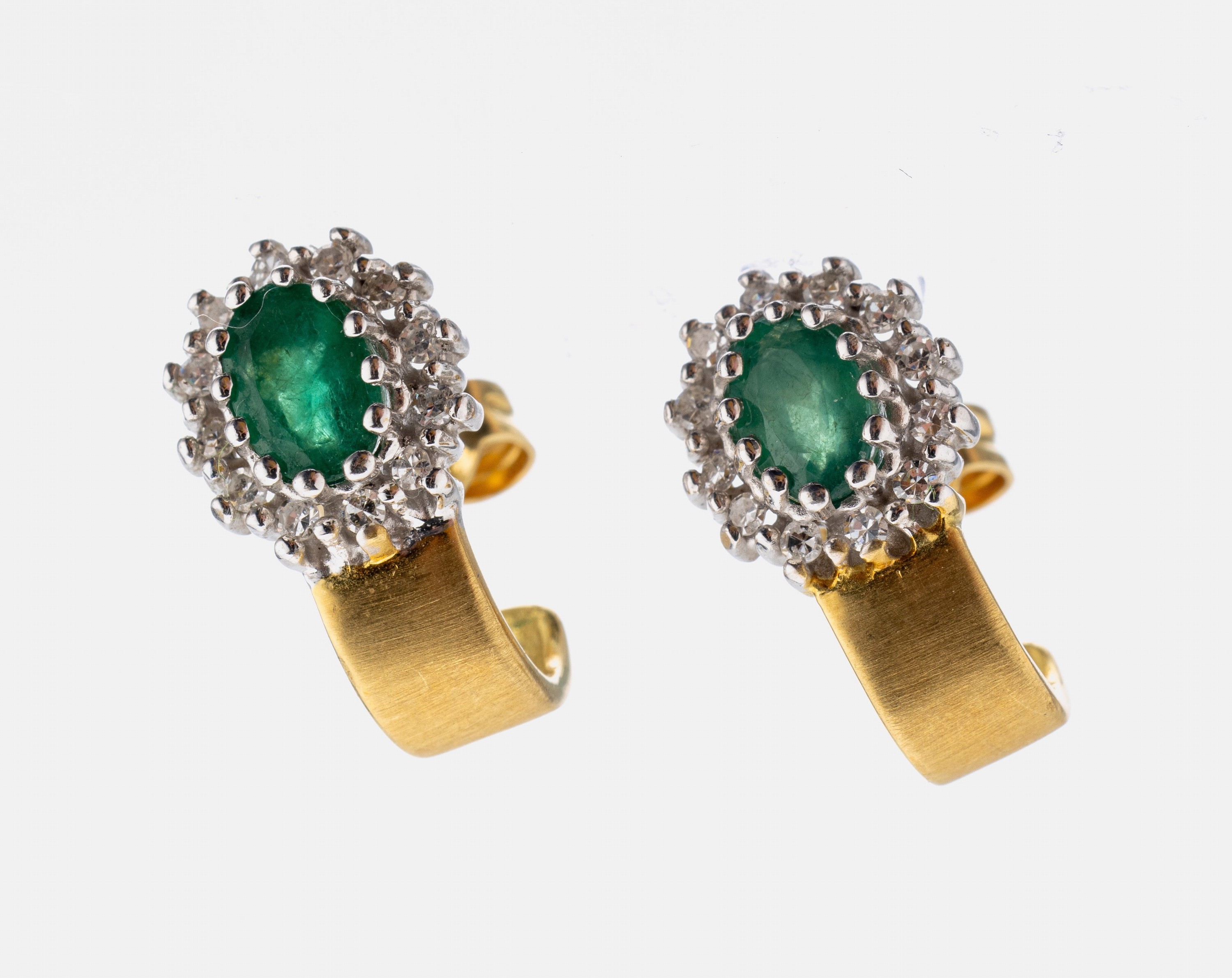 Paar 18 kt Gold Smaragd-Diamant-Ohrstecker, GG 750/000, 2 ovalfacett. Smaragde zus. ca. 0.40 ct, 24 8/8-Diamanten zus. ca. 0.12 ct Weiß/p, ca. 4.0 g