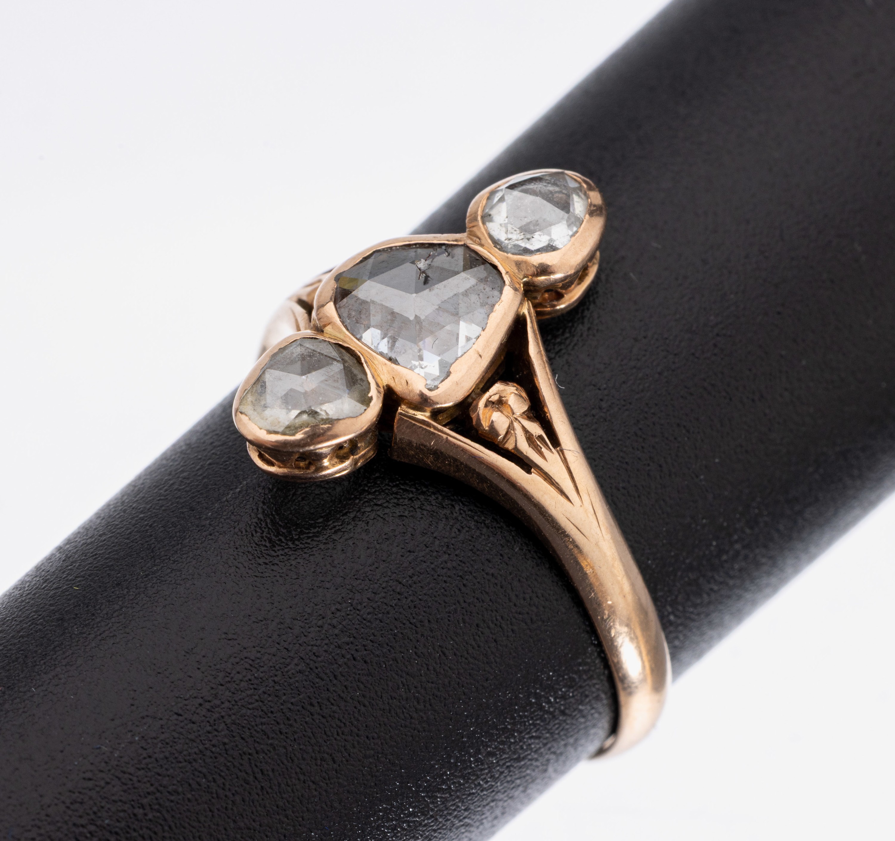 14 kt Gold Diamant-Ring, RG 585/000, 3 Diamant-Rosen zus. ca. 0.90 ct Weiß/p2-3, ca. 2.8 g, Diamanten aus älterem Zusammenhang,RW 58