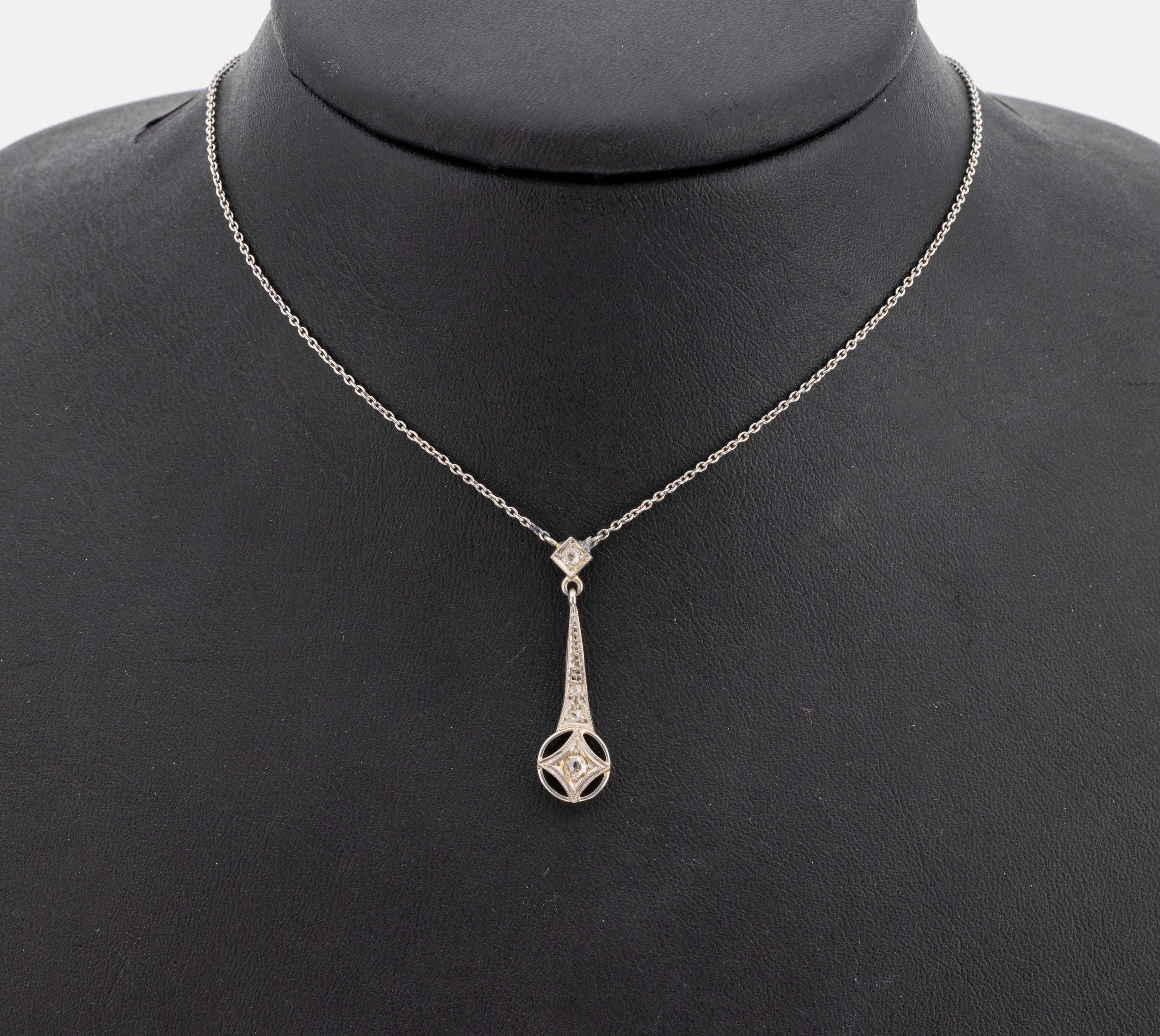14 kt Gold Jugendstil Diamant-Collier, um 1900, GG 585/000 und Platin, 2 Altschliffdiamanten und 2 Diamantrosen zus. ca. 0.10 ct l.get.Weiß/p, ...
