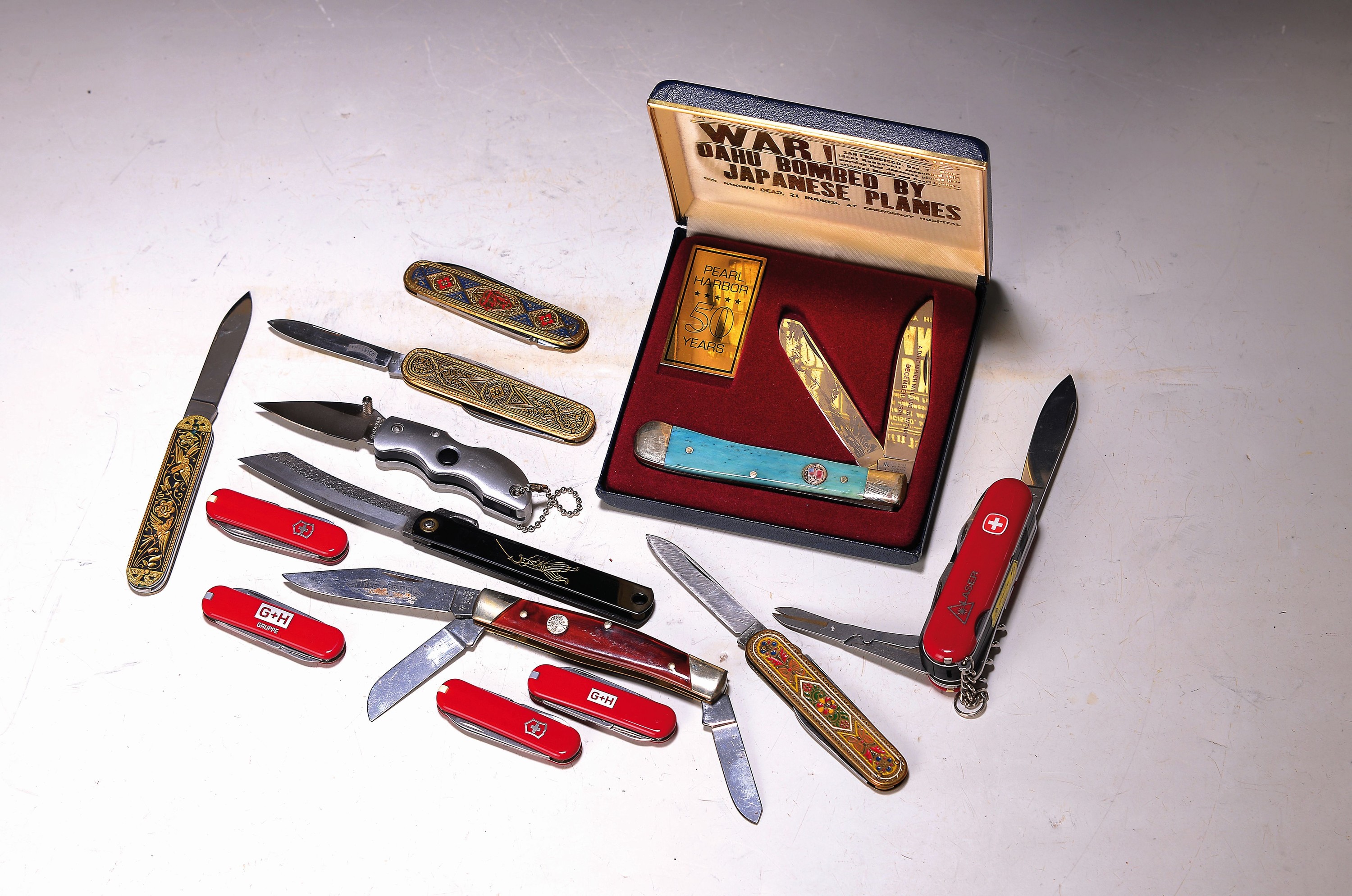Konvolut Taschenmesser, verschiedene Hersteller, Böker Commemorative Series:"WWII 50 Years Pearl Harbor"; sechs Toledo -Taschenmesser; ...