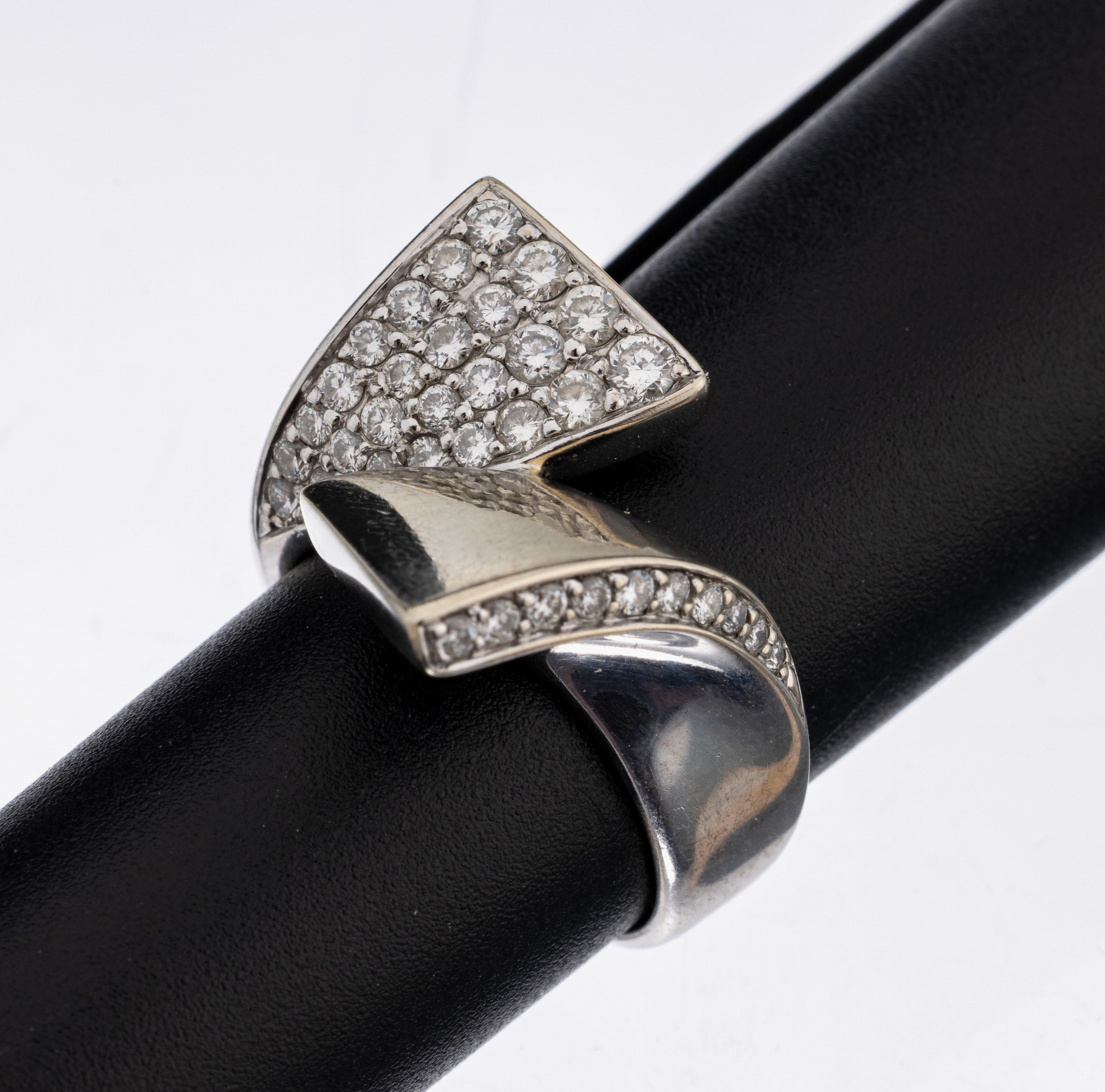 18 kt Gold Brillant-Ring, WG 750/000, 35 Brillanten zus. ca. 0.50 ct Weiß-l.get. Weiß/si, ca. 11.1 g, RW 52, neue Rhod. empfohlen