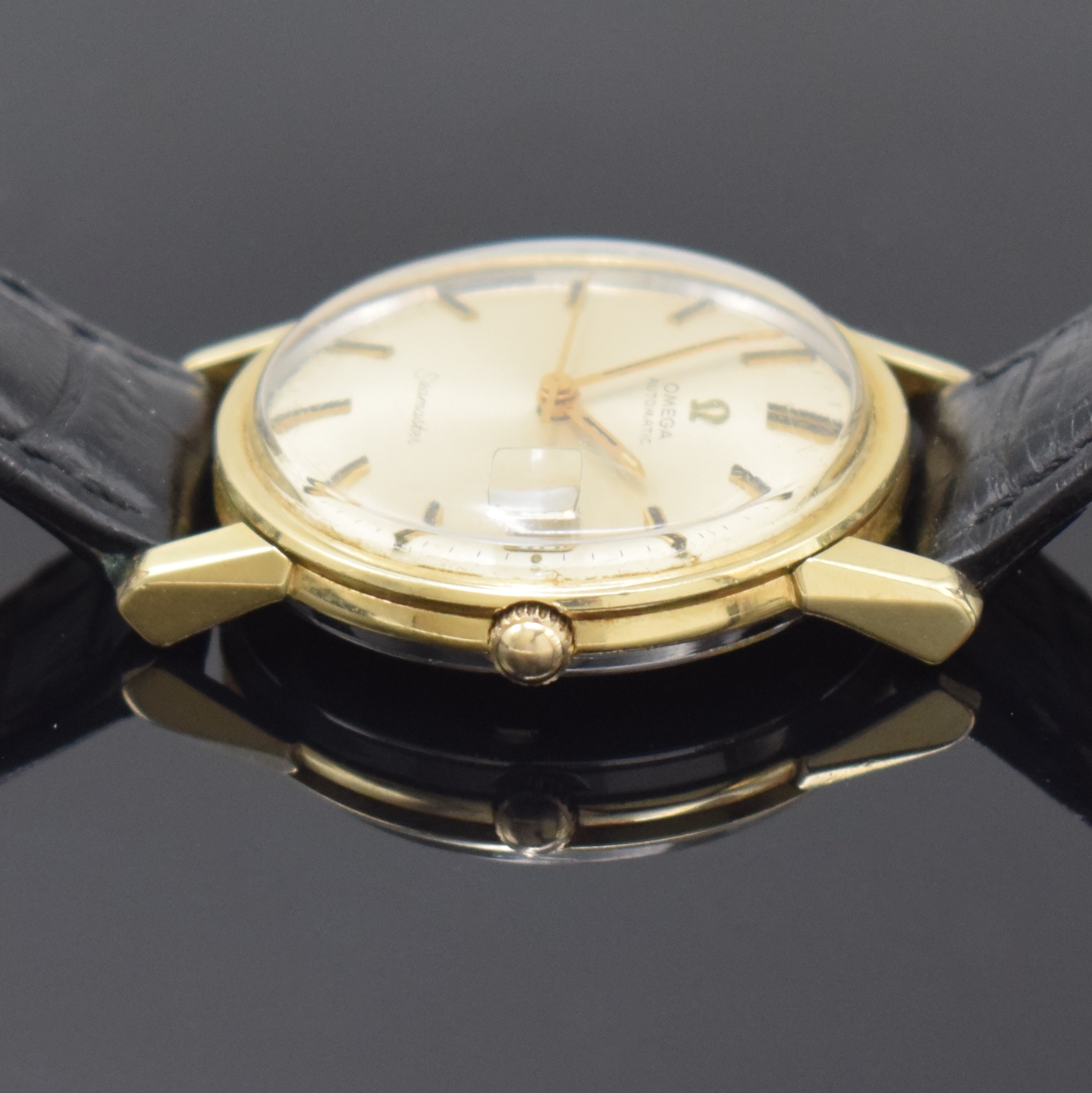 Detail d: OMEGA Seamaster Herrenarmbanduhr in Stahl mit Goldhaube Referenz 166.003, Automatik, Schweiz um 1967, verschr. Boden m. Seepferdchendarst., ...