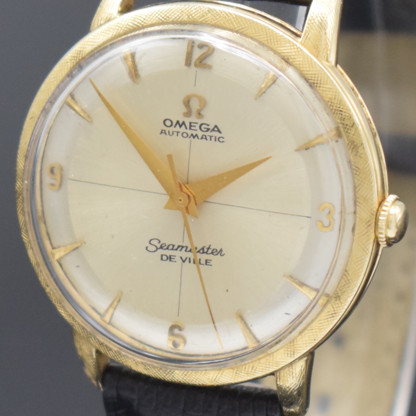 Detail a: OMEGA Herrenarmbanduhr mit Hammerautomatik in GG 585/000 Referenz G6518, Schweiz / USA um 1949, Automatik, Boden und Glasrand aufgedr., silb. ...