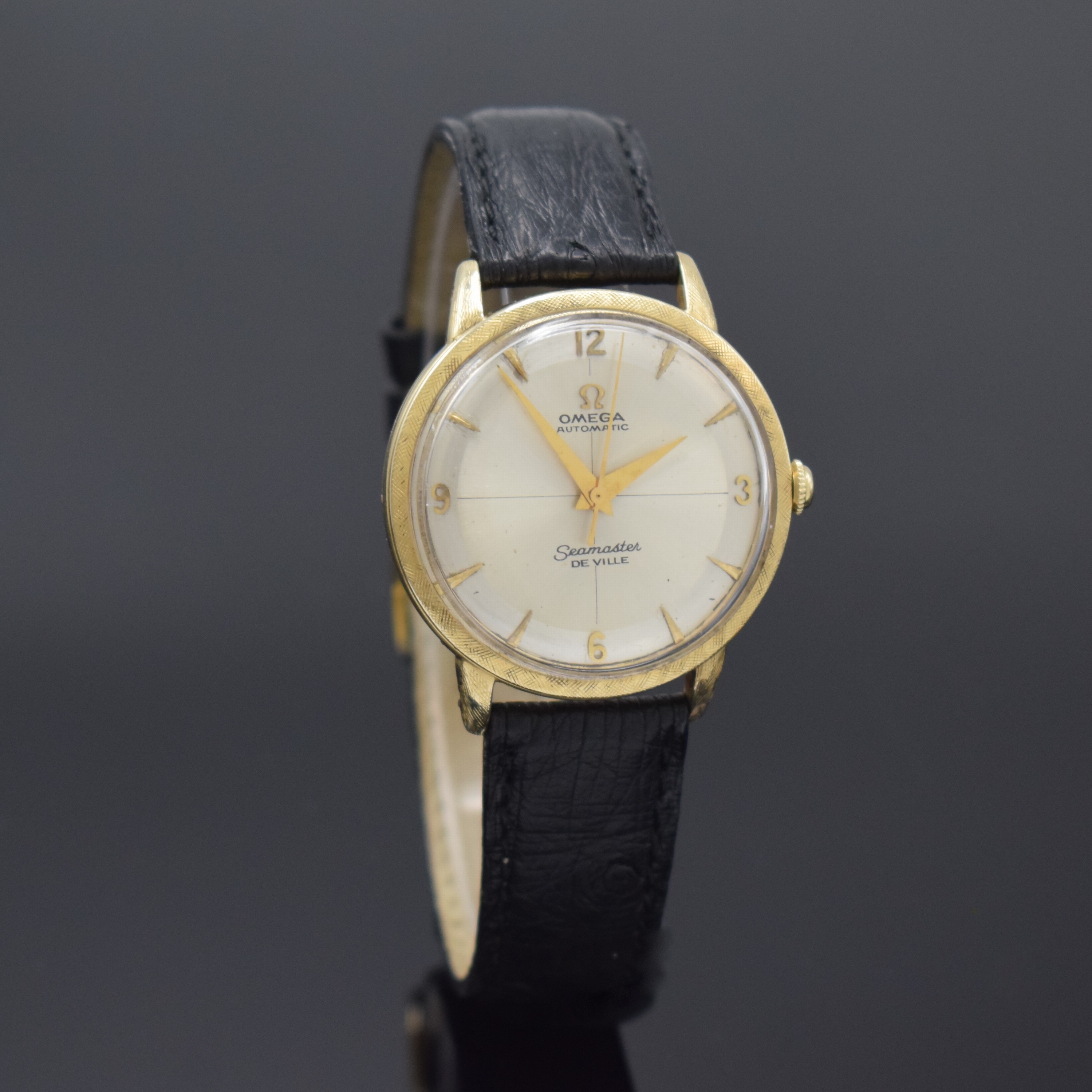 Detail b: OMEGA Herrenarmbanduhr mit Hammerautomatik in GG 585/000 Referenz G6518, Schweiz / USA um 1949, Automatik, Boden und Glasrand aufgedr., silb. ...