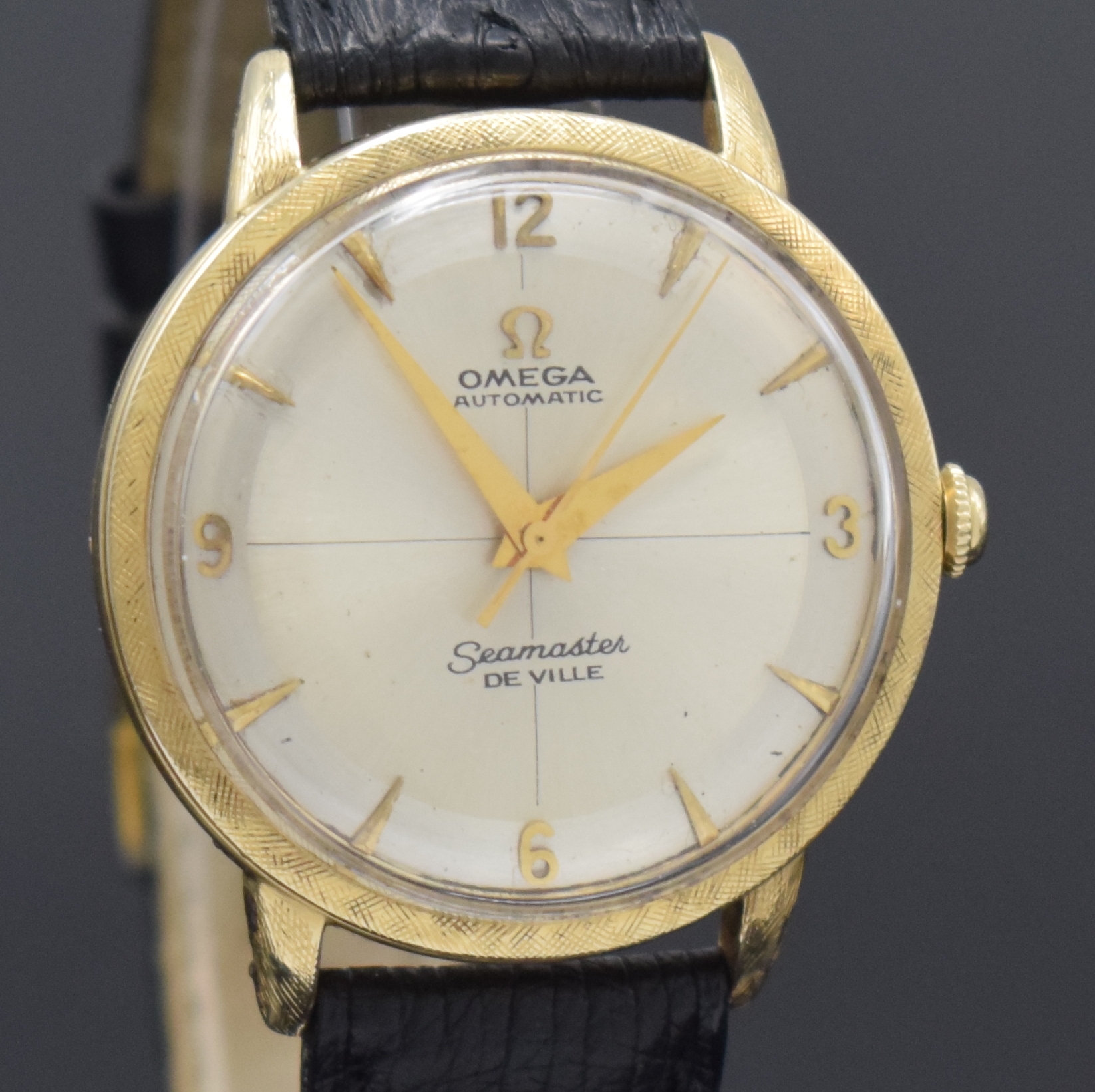 Detail c: OMEGA Herrenarmbanduhr mit Hammerautomatik in GG 585/000 Referenz G6518, Schweiz / USA um 1949, Automatik, Boden und Glasrand aufgedr., silb. ...