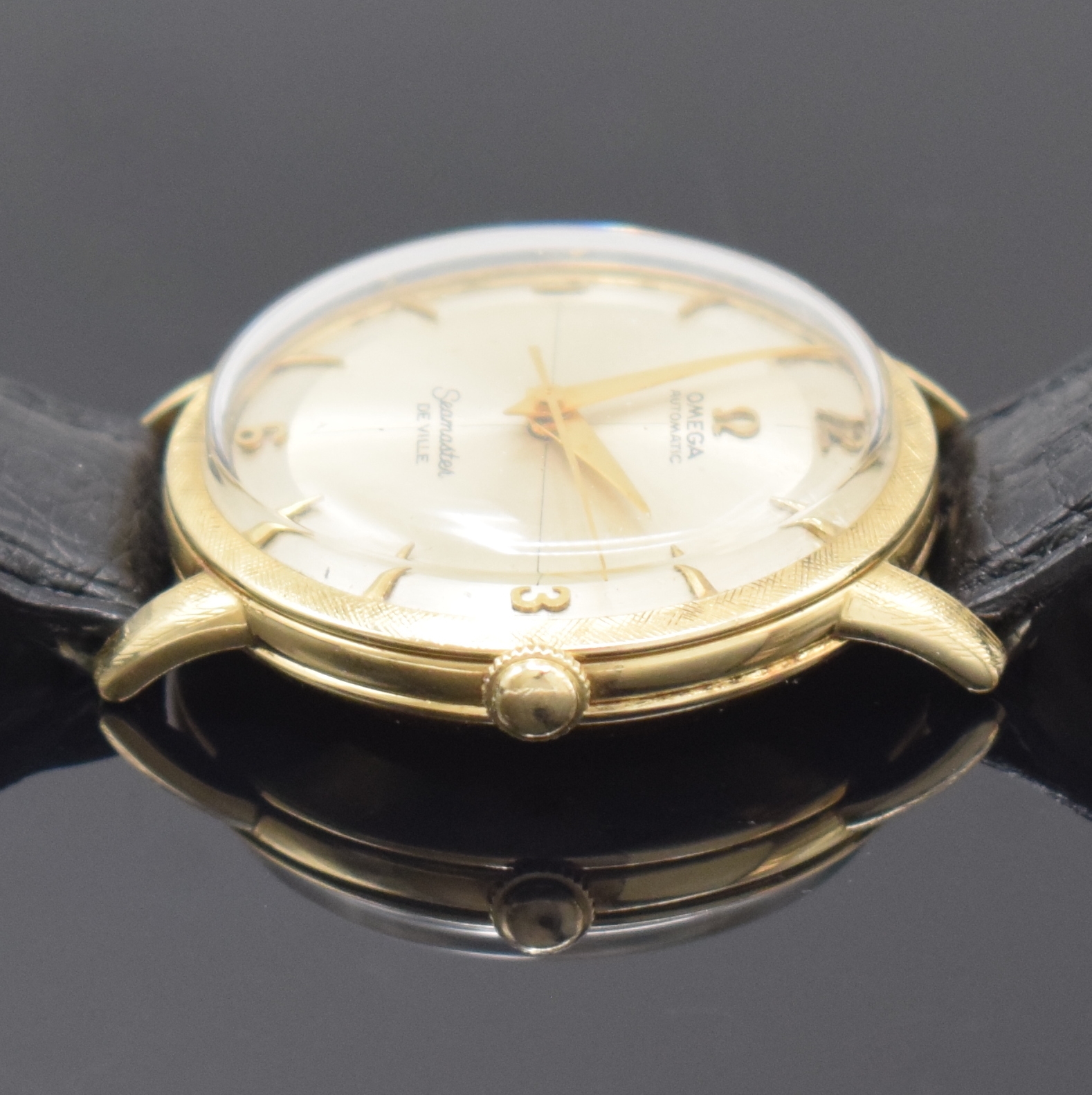 Detail d: OMEGA Herrenarmbanduhr mit Hammerautomatik in GG 585/000 Referenz G6518, Schweiz / USA um 1949, Automatik, Boden und Glasrand aufgedr., silb. ...