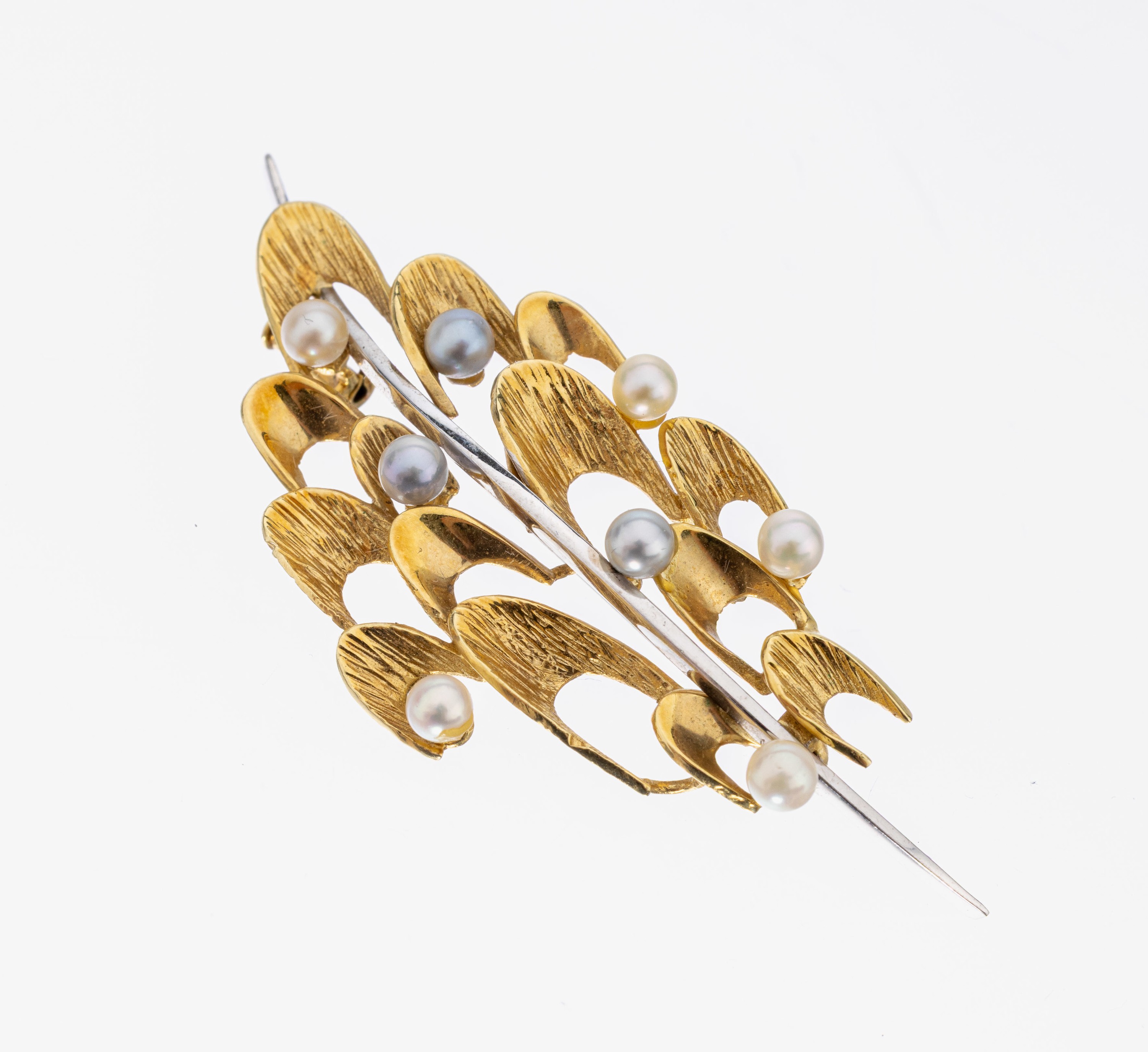 14 kt Gold Perl-Brosche, GG/WG 585/000, kleine weiße und hellgraue Zuchtperlen, D. ca. 3.3 mm, z.T. strukturiert, ca. 6.1 g, L. ca. 5.3 cm