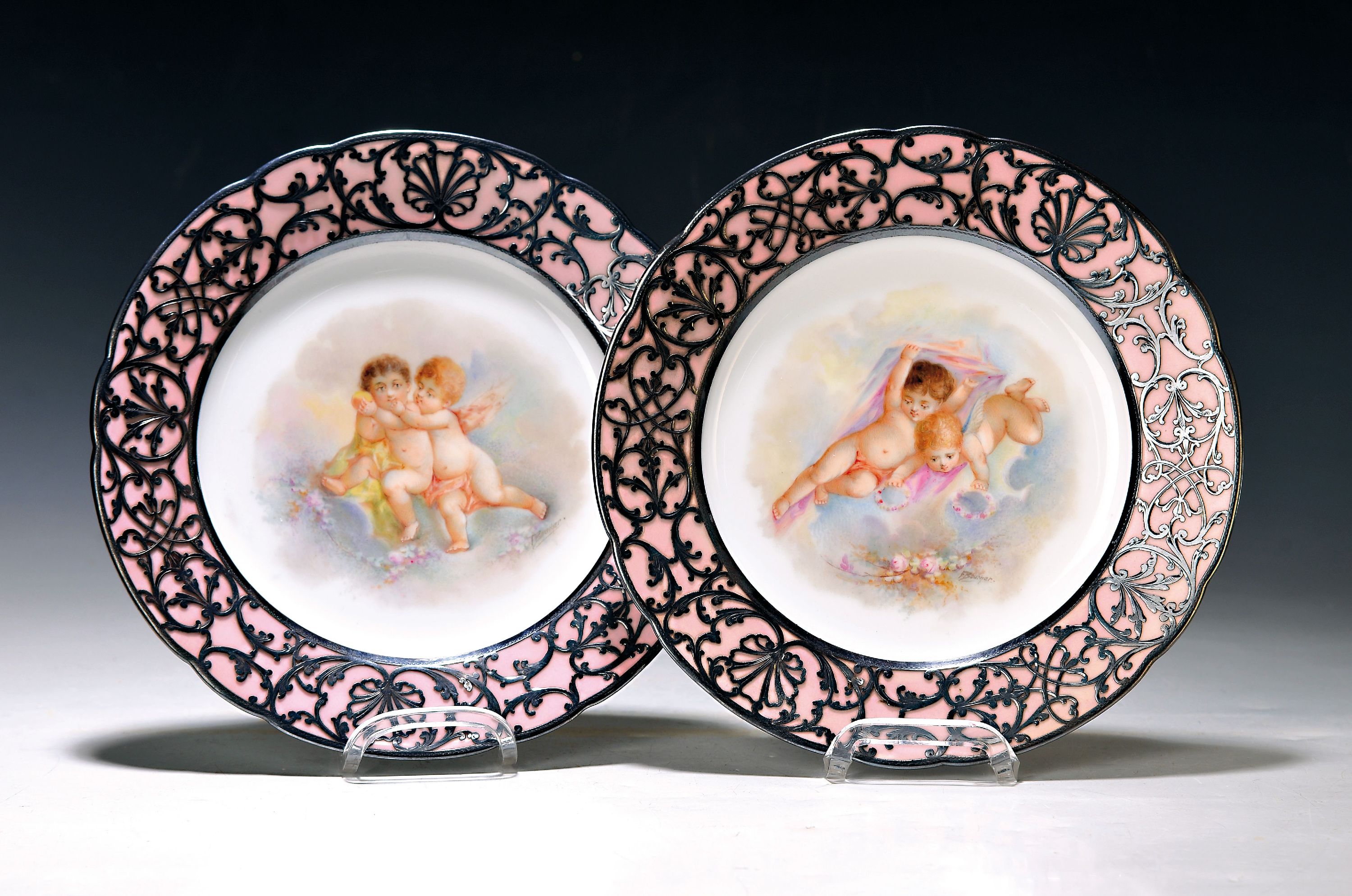 Zwei Teller, Sevres, Chateau de Versailles, 2.Hälfte 19. Jh., Fahne rosefarben staffiert mit Silberauflage/Silveroverlay, mittig mit spielenden ...