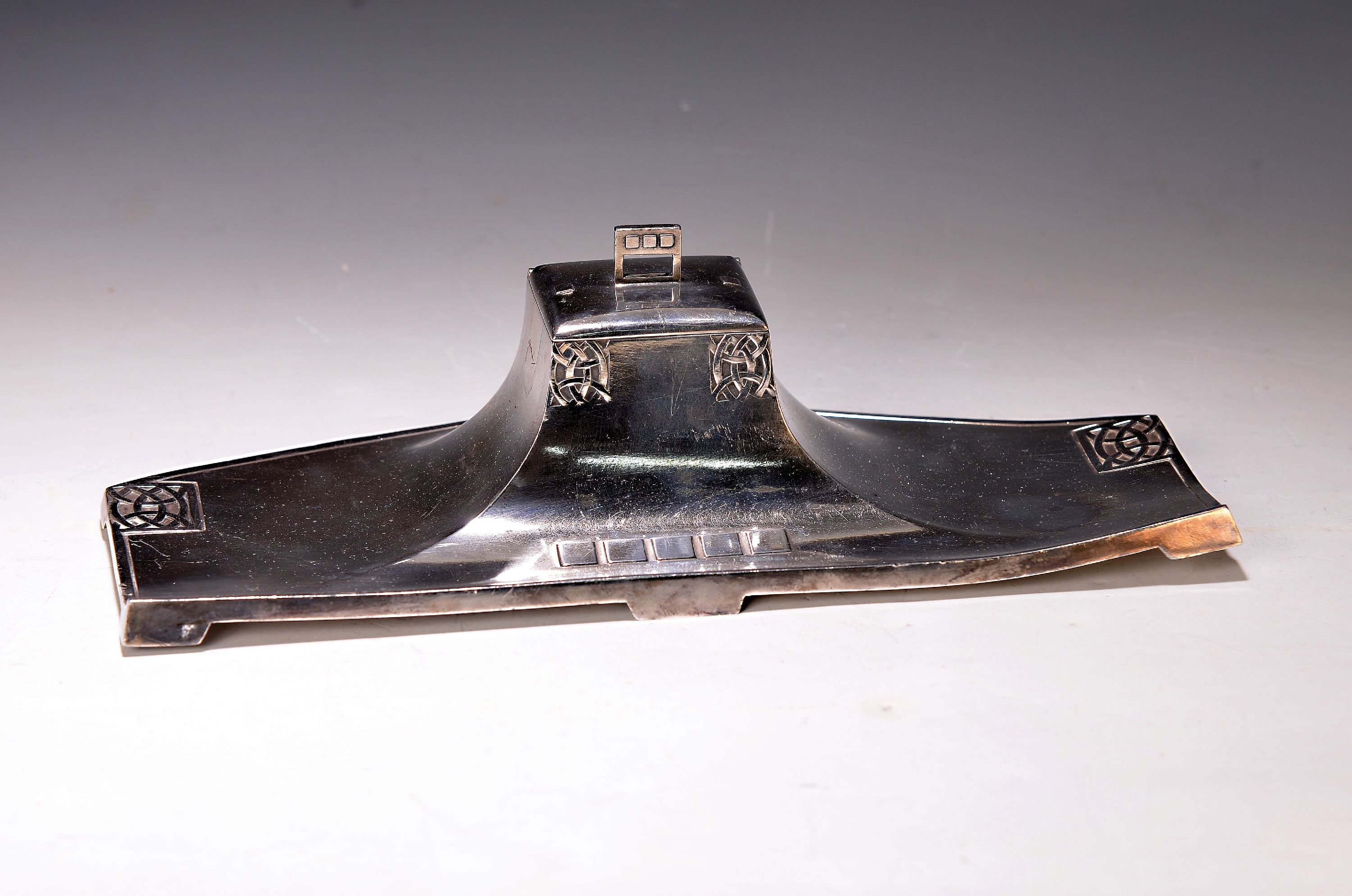 Jugendstil Tintenstand, WMF, um 1900, Metall versilbert und verbogen, altersbedingt leicht berieben, reliefierter Flechtdekor, ca.9x32x15.5cm, orig. ...
