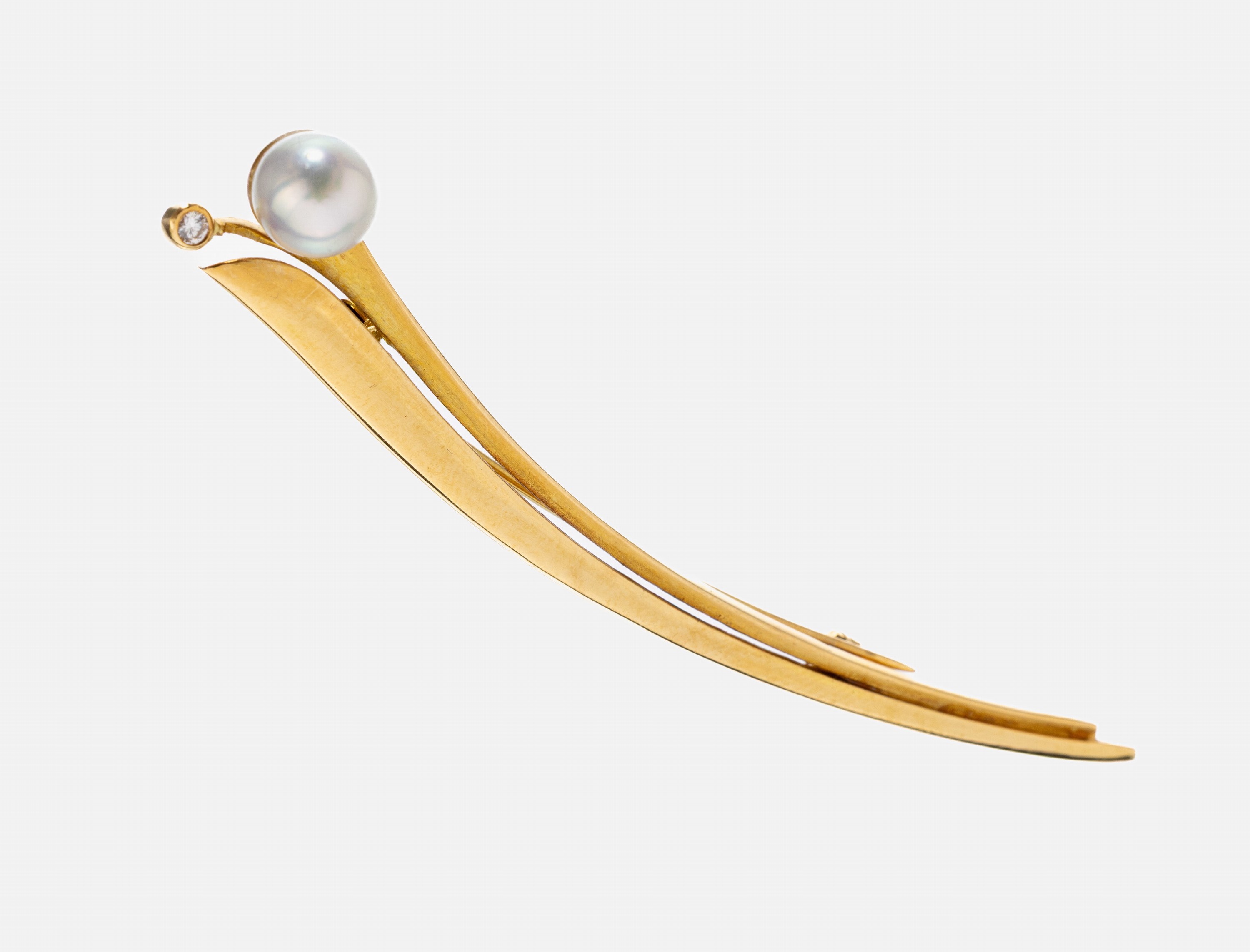 18 kt Gold Perl-Brillant-Brosche, GG 750/000, weiße Zuchtperle, D. ca. 7.8 mm, 1 kl. Brillant, Meistermarke unged., teilsatiniert, qualitätvolle ...