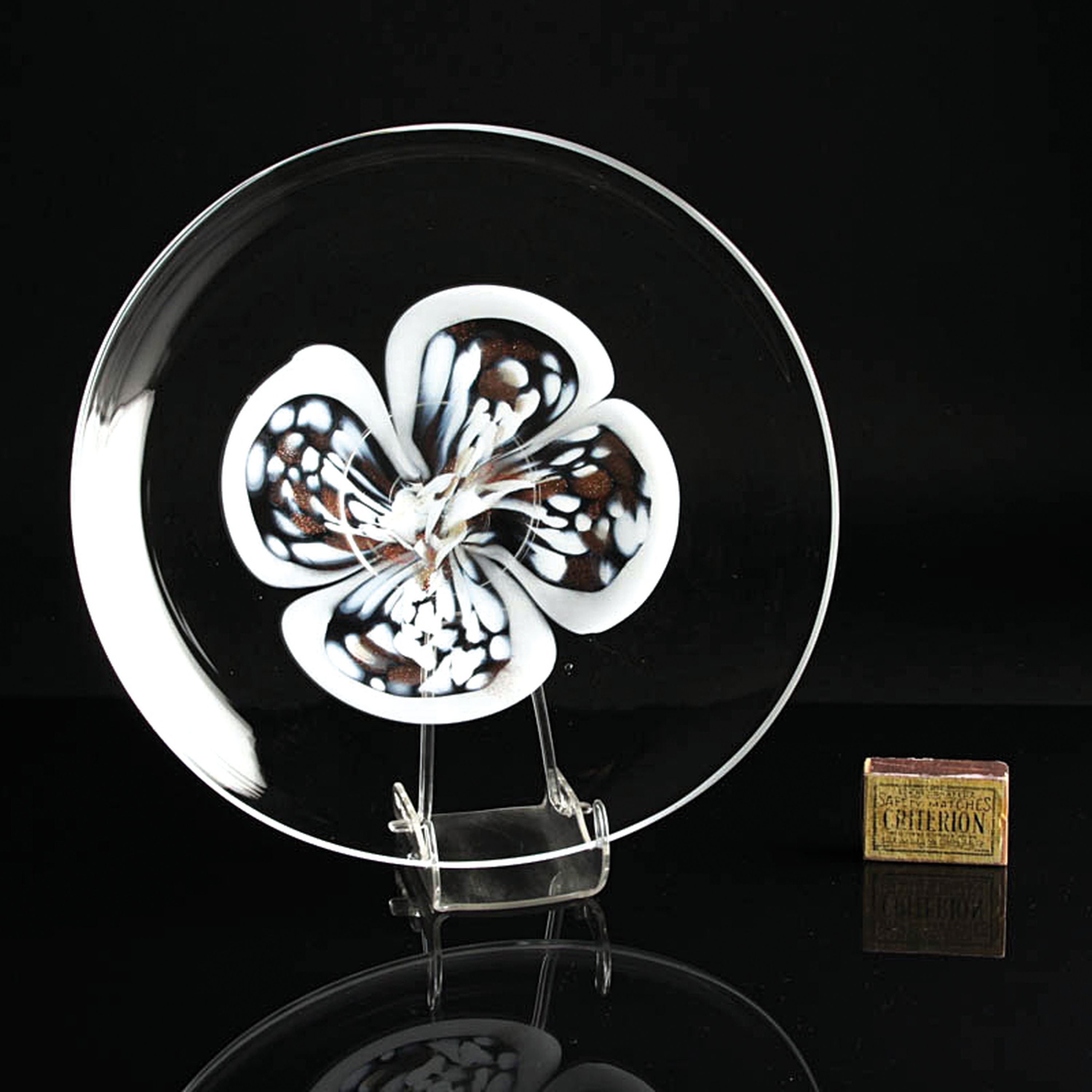 Detail a: Zwei Glaszierplatten und eine Schüssel, Cenedese, Murano, farbloses Glas, farbige Einschmelzungen, A macchie, D. 30 / 32 / 25 cm