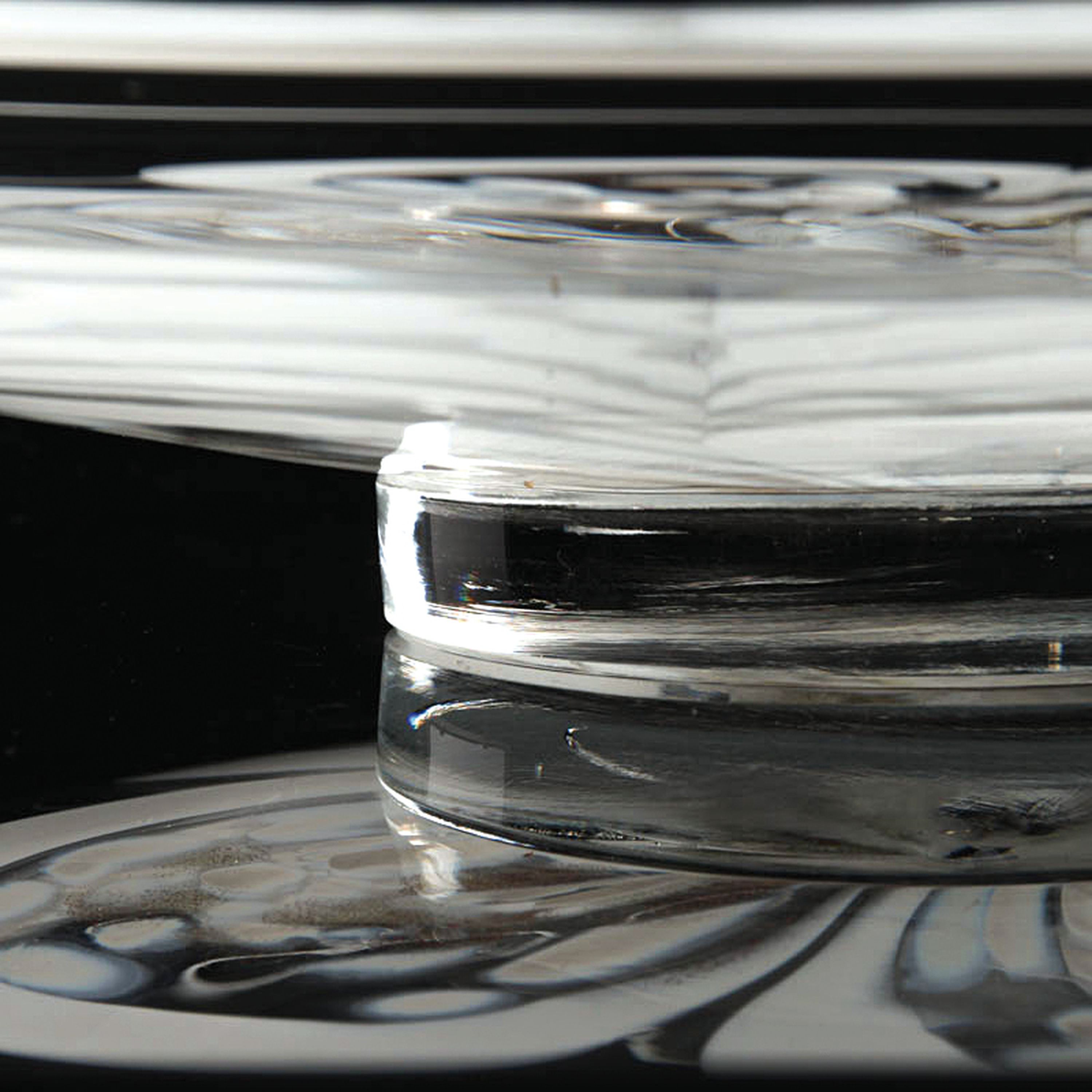 Detail k: Zwei Glaszierplatten und eine Schüssel, Cenedese, Murano, farbloses Glas, farbige Einschmelzungen, A macchie, D. 30 / 32 / 25 cm