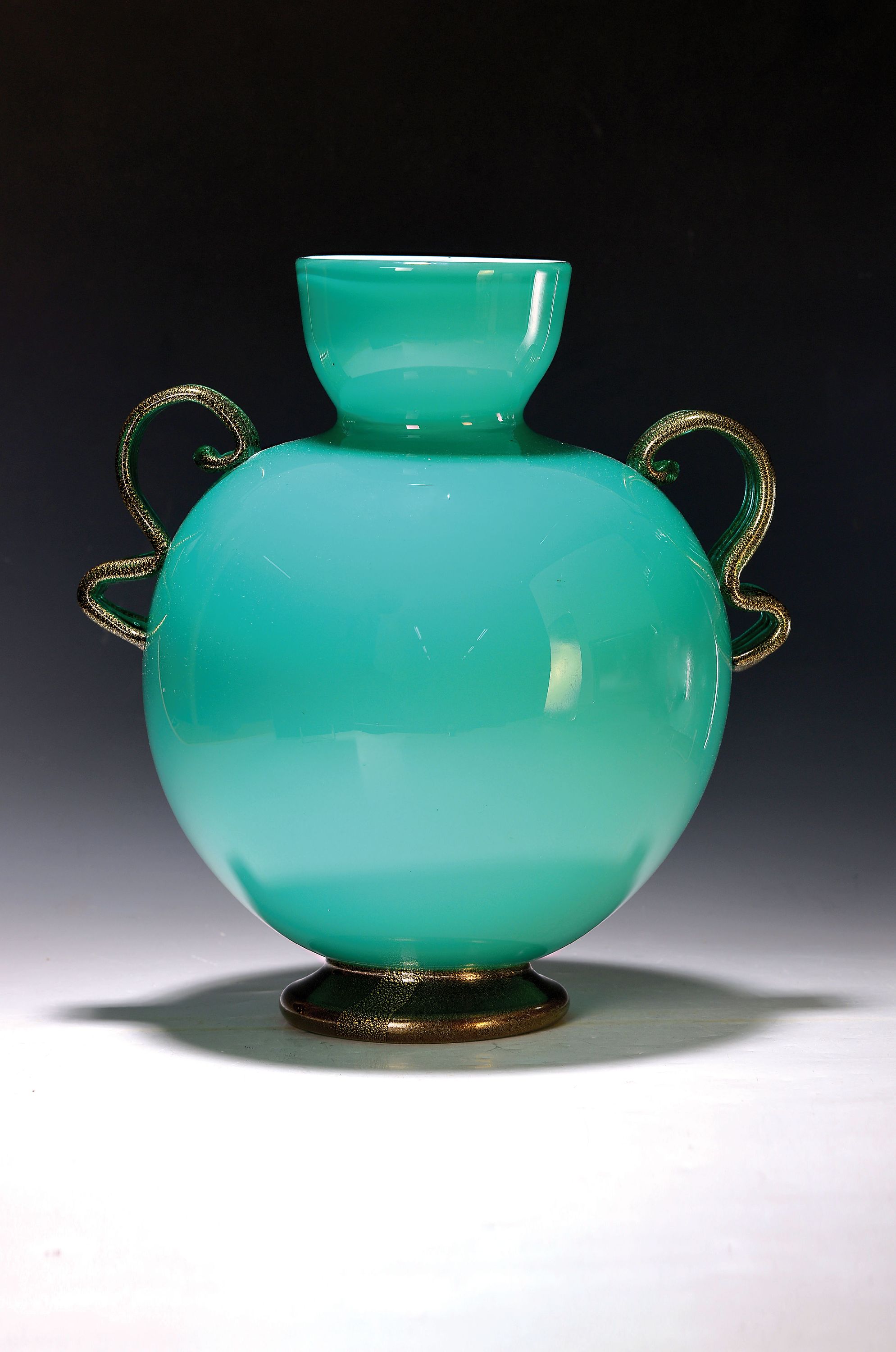 Große Opalinglasvase, Seguso, Vetri'D arte, Murano, türkisgarbenes Opalinglas, Doppelhenkel, Henkel und Fuß mit Goldeinpuderungen, H. 34 cm