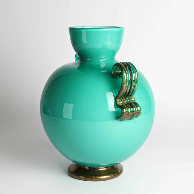 Detail b: Große Opalinglasvase, Seguso, Vetri'D arte, Murano, türkisgarbenes Opalinglas, Doppelhenkel, Henkel und Fuß mit Goldeinpuderungen, H. 34 cm