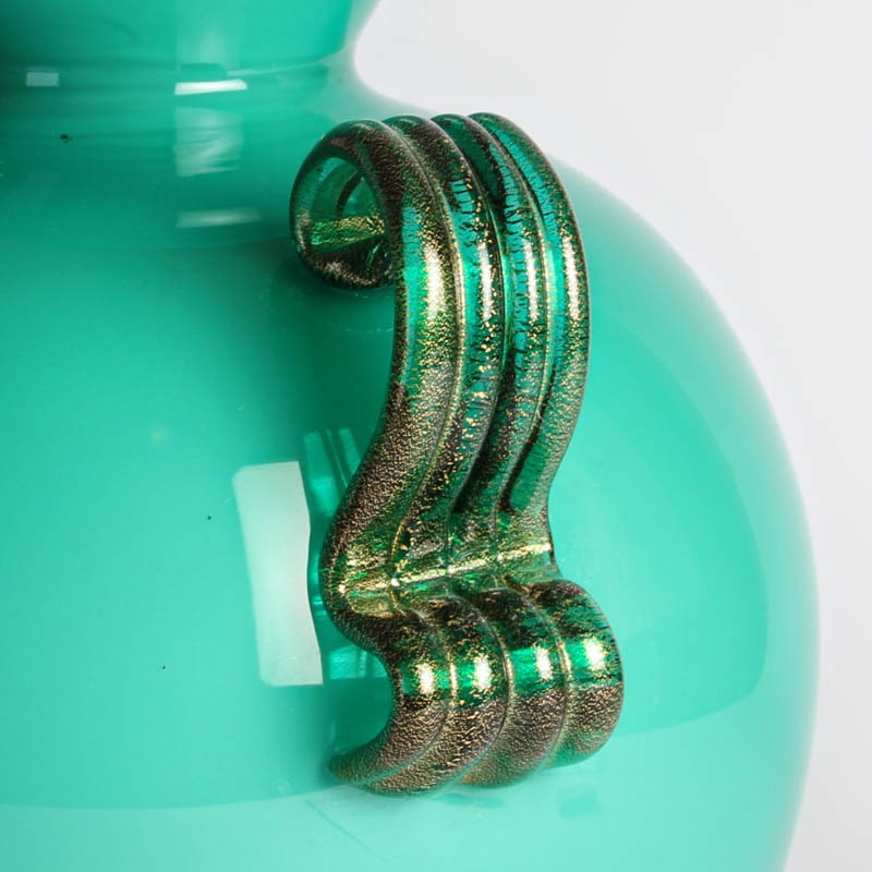 Detail c: Große Opalinglasvase, Seguso, Vetri'D arte, Murano, türkisgarbenes Opalinglas, Doppelhenkel, Henkel und Fuß mit Goldeinpuderungen, H. 34 cm