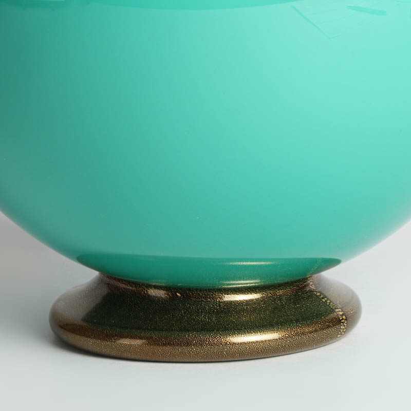 Detail d: Große Opalinglasvase, Seguso, Vetri'D arte, Murano, türkisgarbenes Opalinglas, Doppelhenkel, Henkel und Fuß mit Goldeinpuderungen, H. 34 cm
