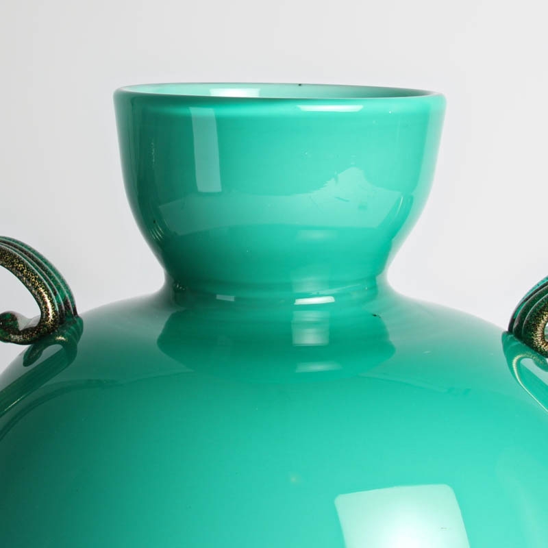 Detail e: Große Opalinglasvase, Seguso, Vetri'D arte, Murano, türkisgarbenes Opalinglas, Doppelhenkel, Henkel und Fuß mit Goldeinpuderungen, H. 34 cm